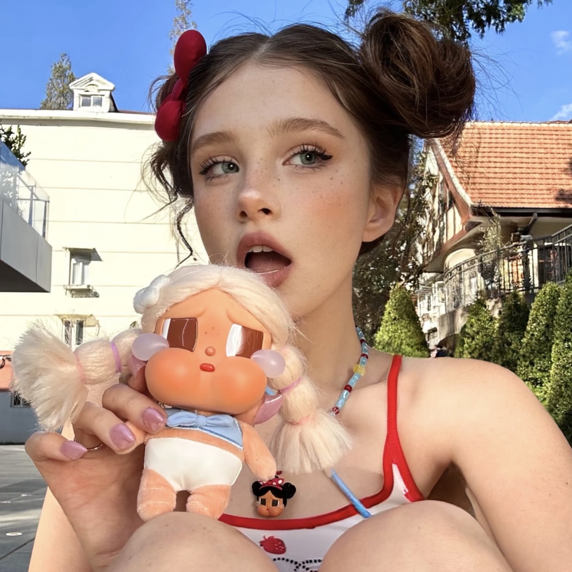 Pop Mart Crybaby Vacation Mode On Series Vinyl Plush Pendant Chilling on the Beach (Opened Case), Pop Mart Crybaby Vacation Mode On Series Necklace 착용 스타일