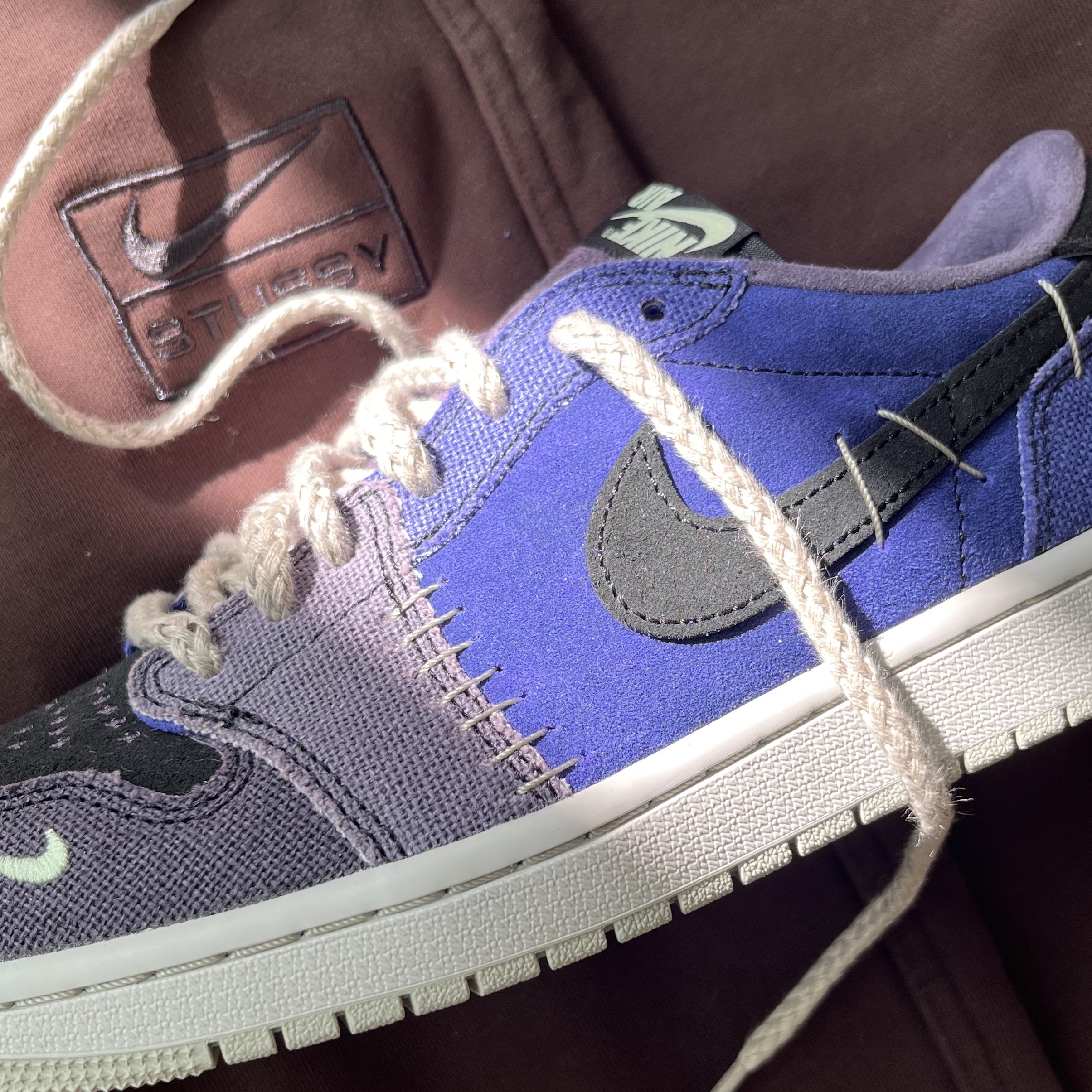 Nike x Stussy Stone Washed Fleece Pants Dark Cinder (FN5235-261), Jordan 1 x Zion Williamson Retro Low OG Regency Purple and Dark Raisin 착용 스타일