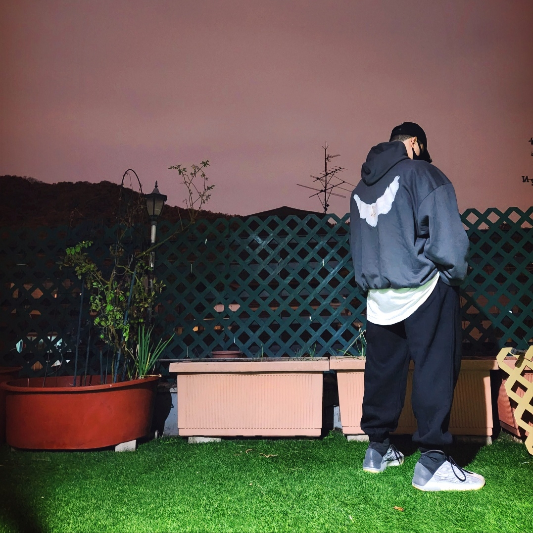 Yeezy Gap Engineered By Balenciaga Flame Cap Black, Yeezy Gap Engineered By Balenciaga Dove Hoodie Black 착용 스타일 - 3