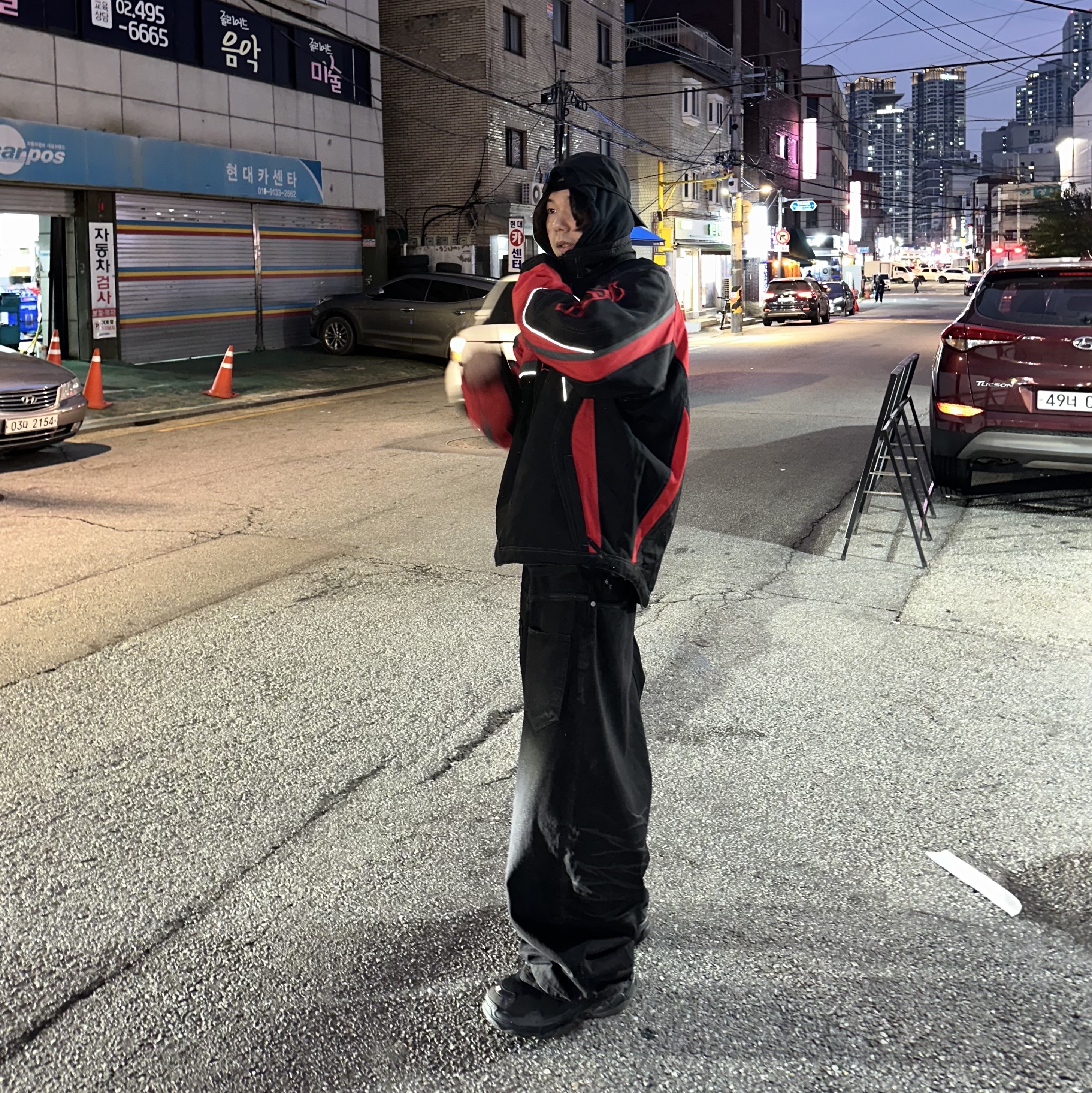 Balenciaga Triple S Black, Project G/R Backward Denim Pants Black 착용 스타일 - 4