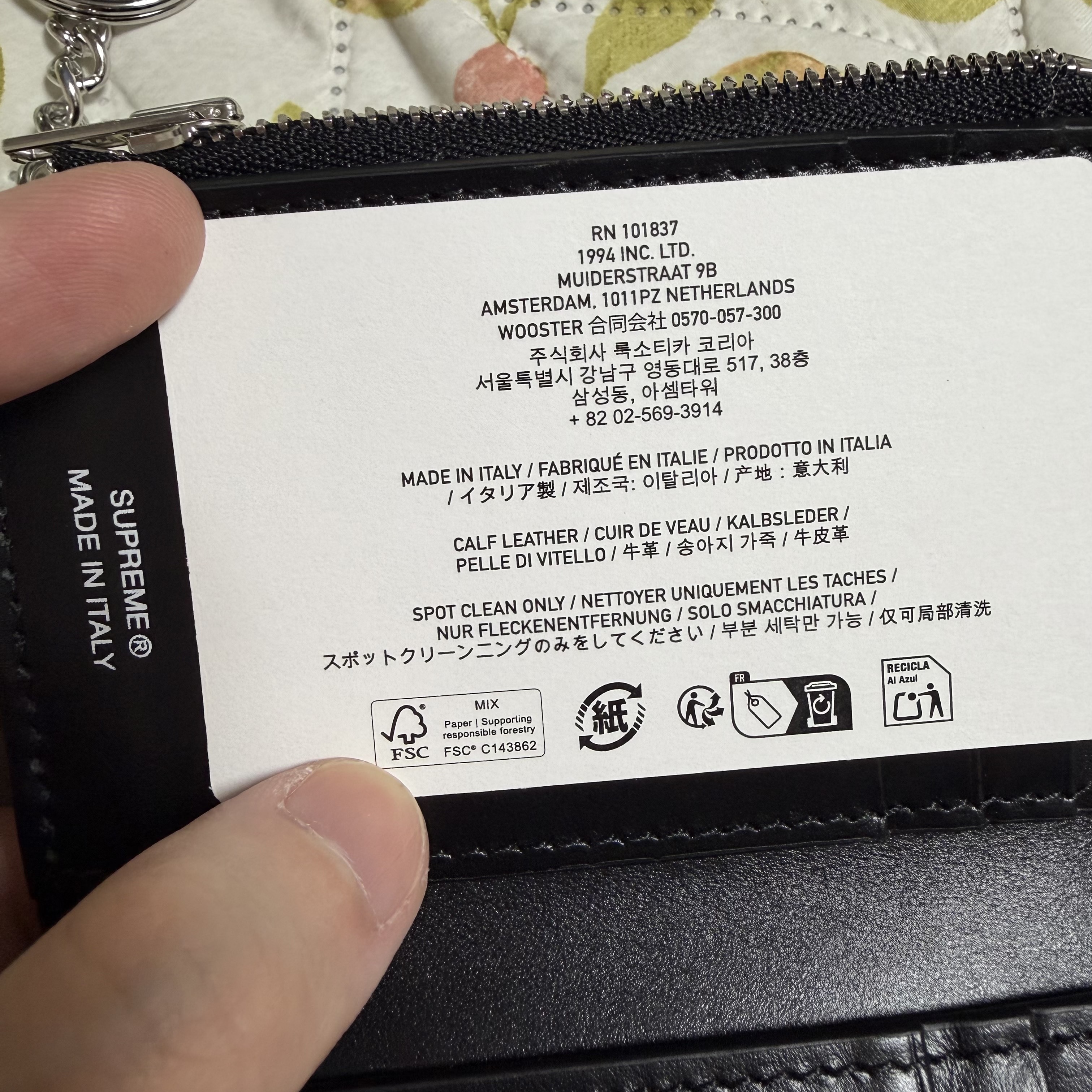 Supreme Leather Chain Wallet Black 착용 스타일 - 1