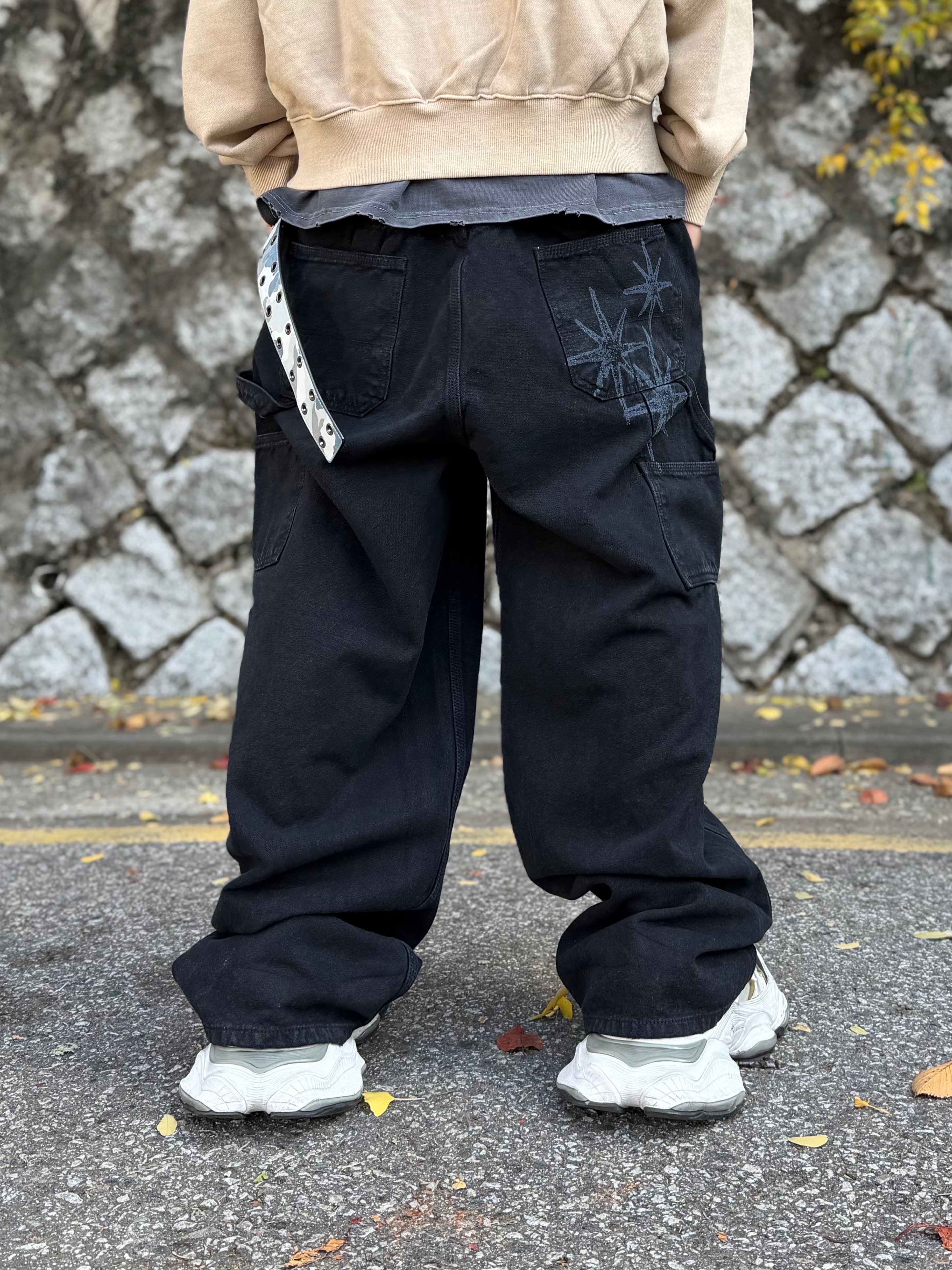 Balenciaga Cargo Sneakers White Grey 착용 스타일 - 6