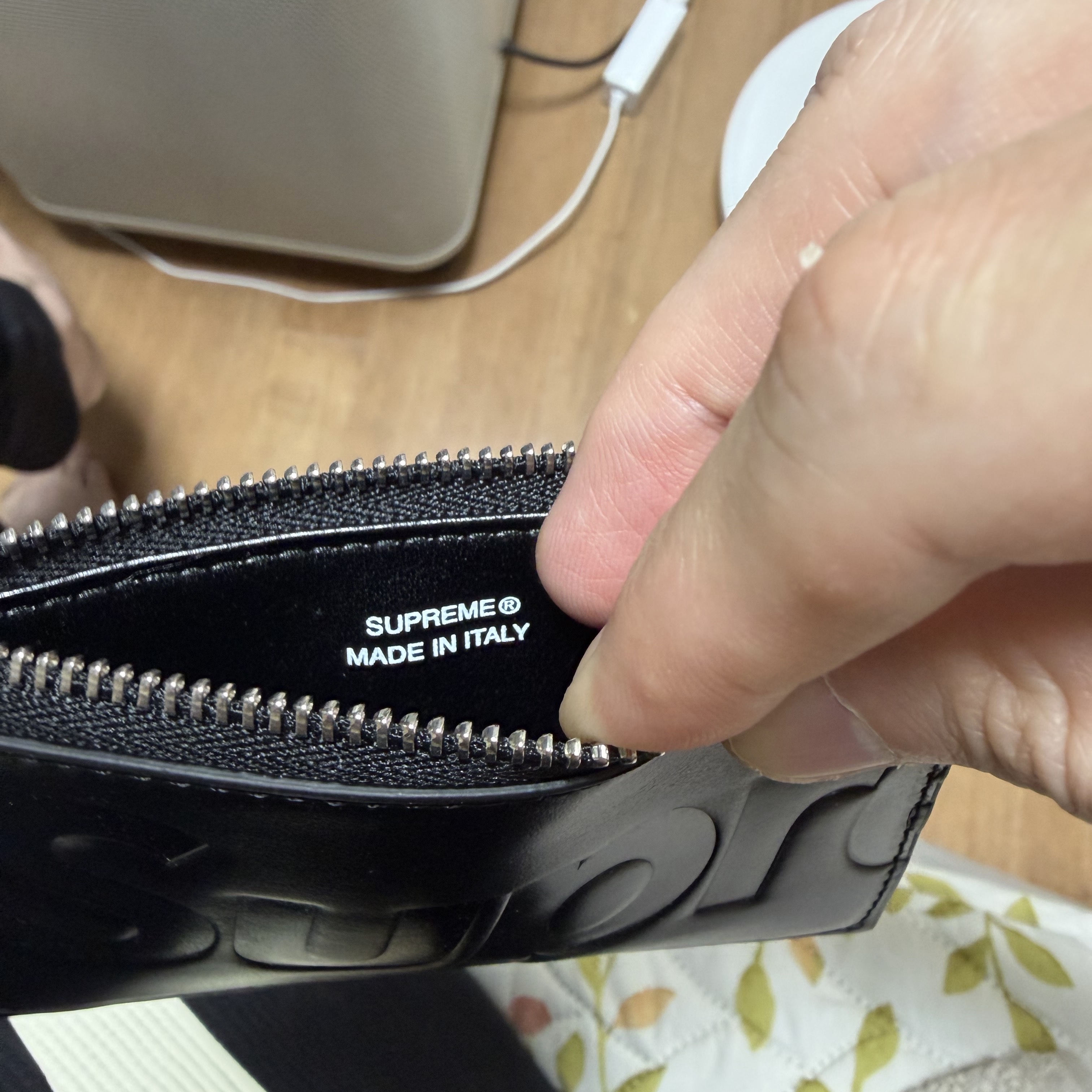 Supreme Leather Zip Card Holder Black 착용 스타일 - 3
