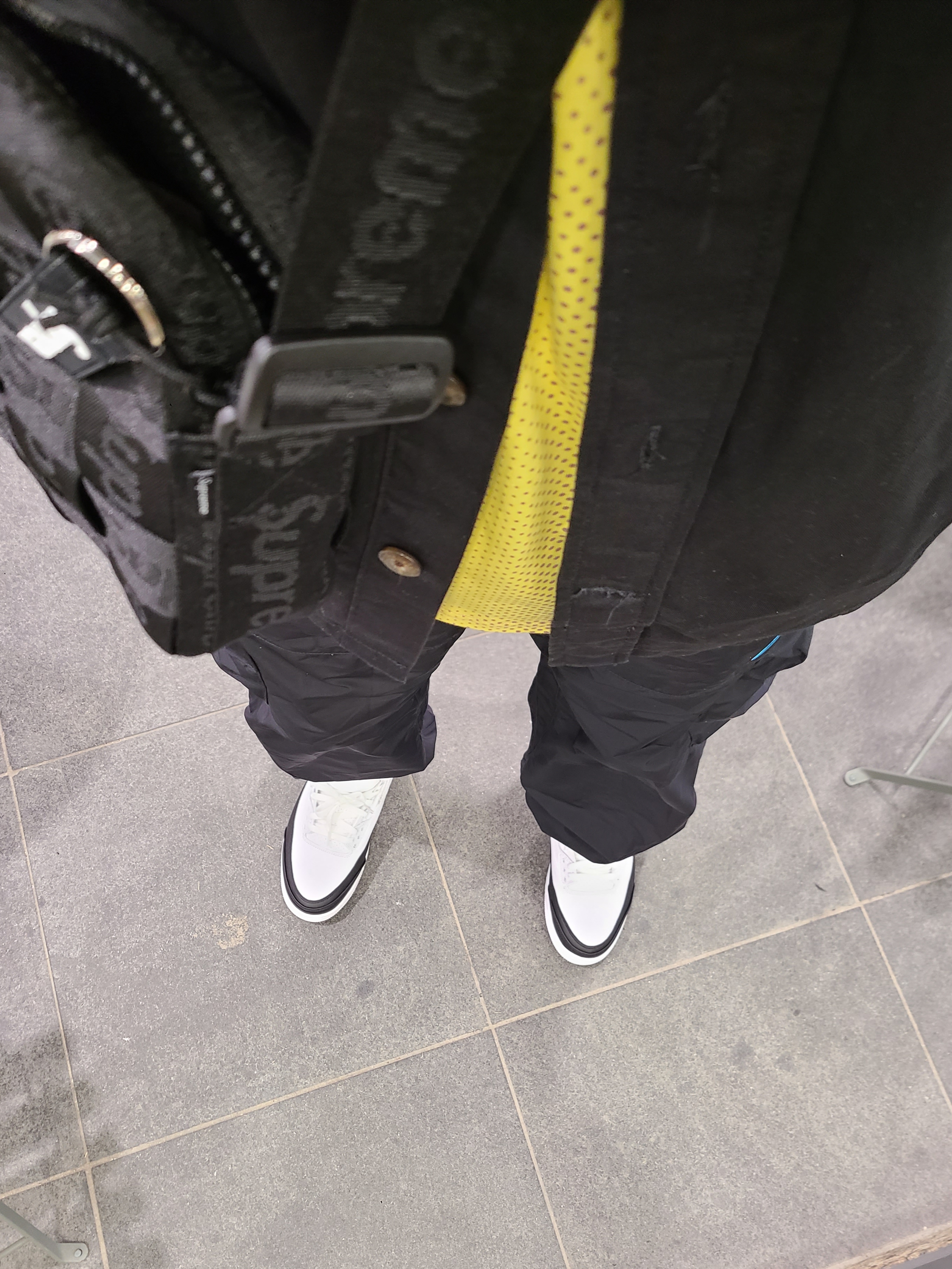 Supreme Woven Shoulder Bag Black - 24SS, Nike x Off-White NRG Track Pants Black - US/EU 착용 스타일 - 1