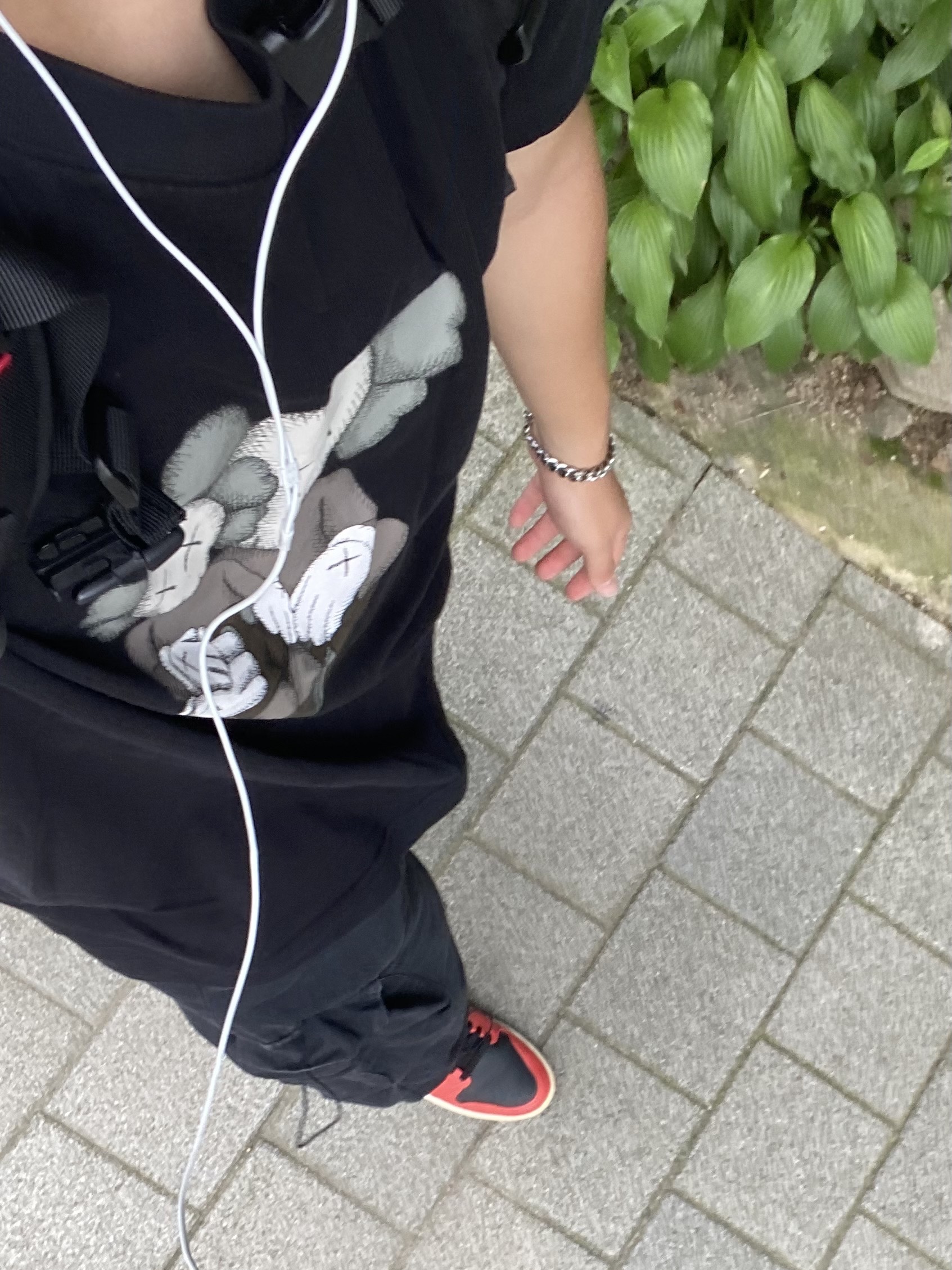 Nike Air Force 1 '07 Low White, Uniqlo UT x Kaws Short Sleeve Graphic T-Shirt Black 착용 스타일 - 2