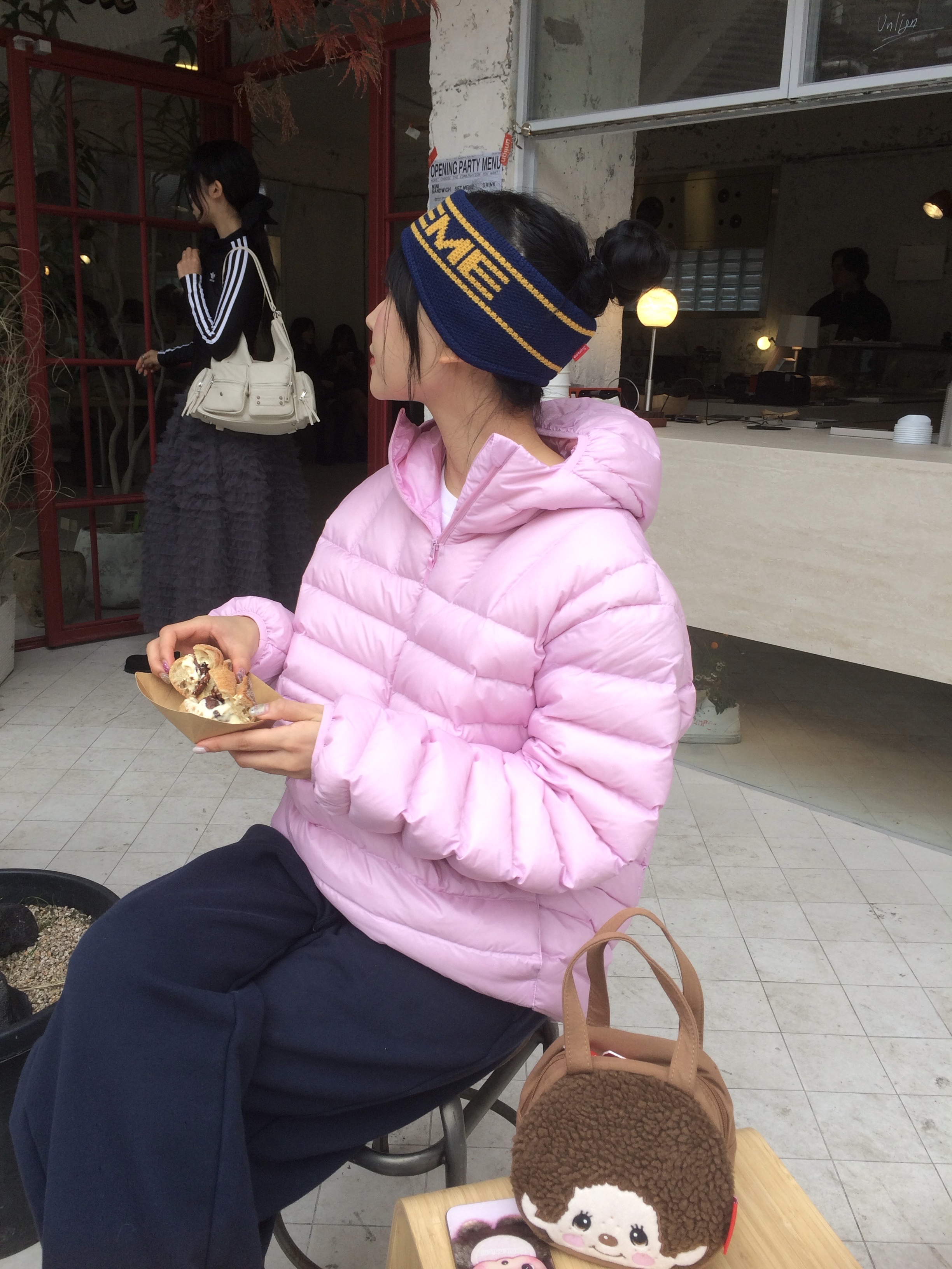 Supreme Micro Down Half Zip Hooded Pullover Light Pink - 25FW, Supreme Contrast Logo Headband Navy - 25FW 착용 스타일 - 4