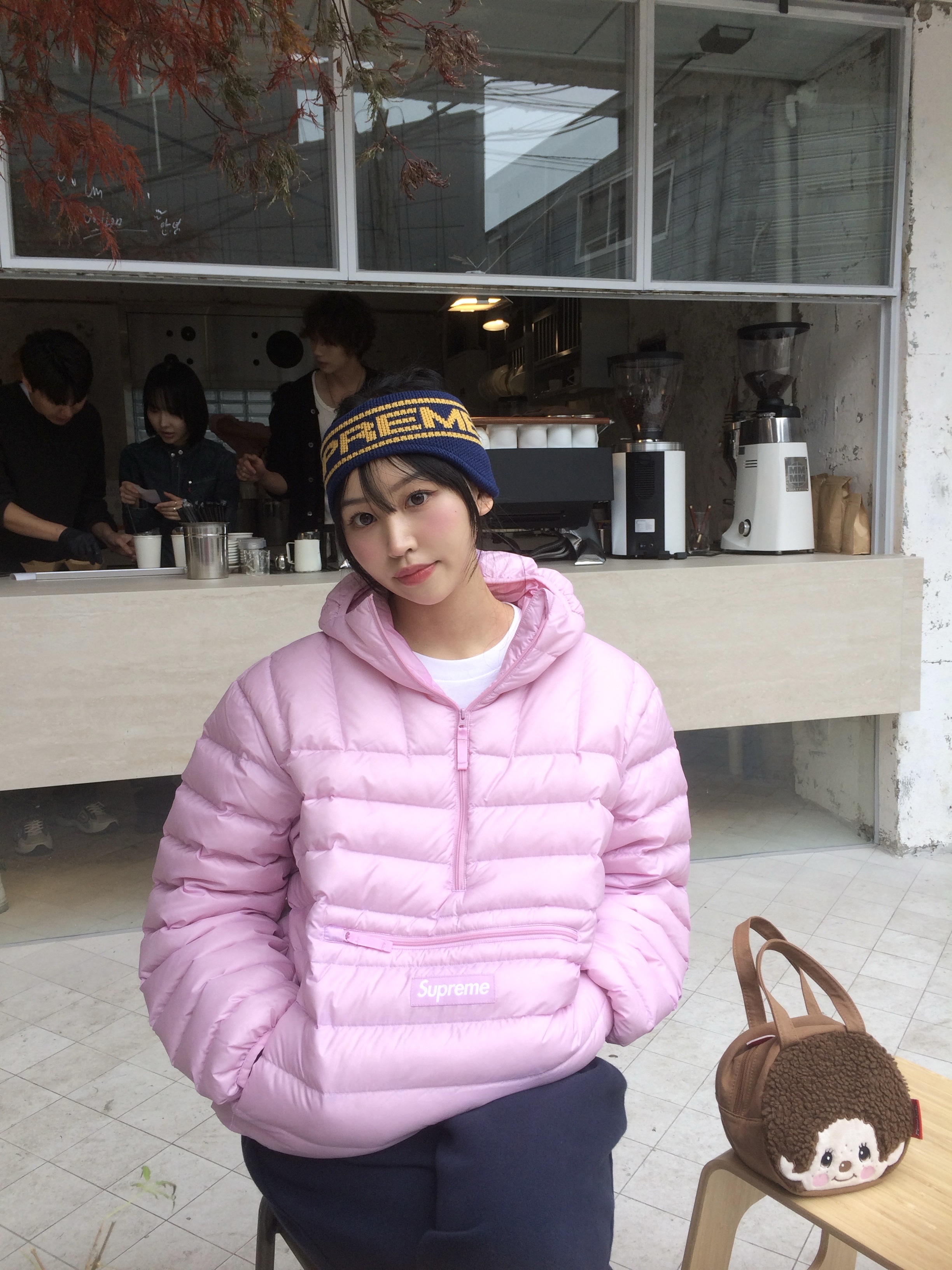 Supreme Micro Down Half Zip Hooded Pullover Light Pink - 25FW, Supreme Contrast Logo Headband Navy - 25FW 착용 스타일 - 1