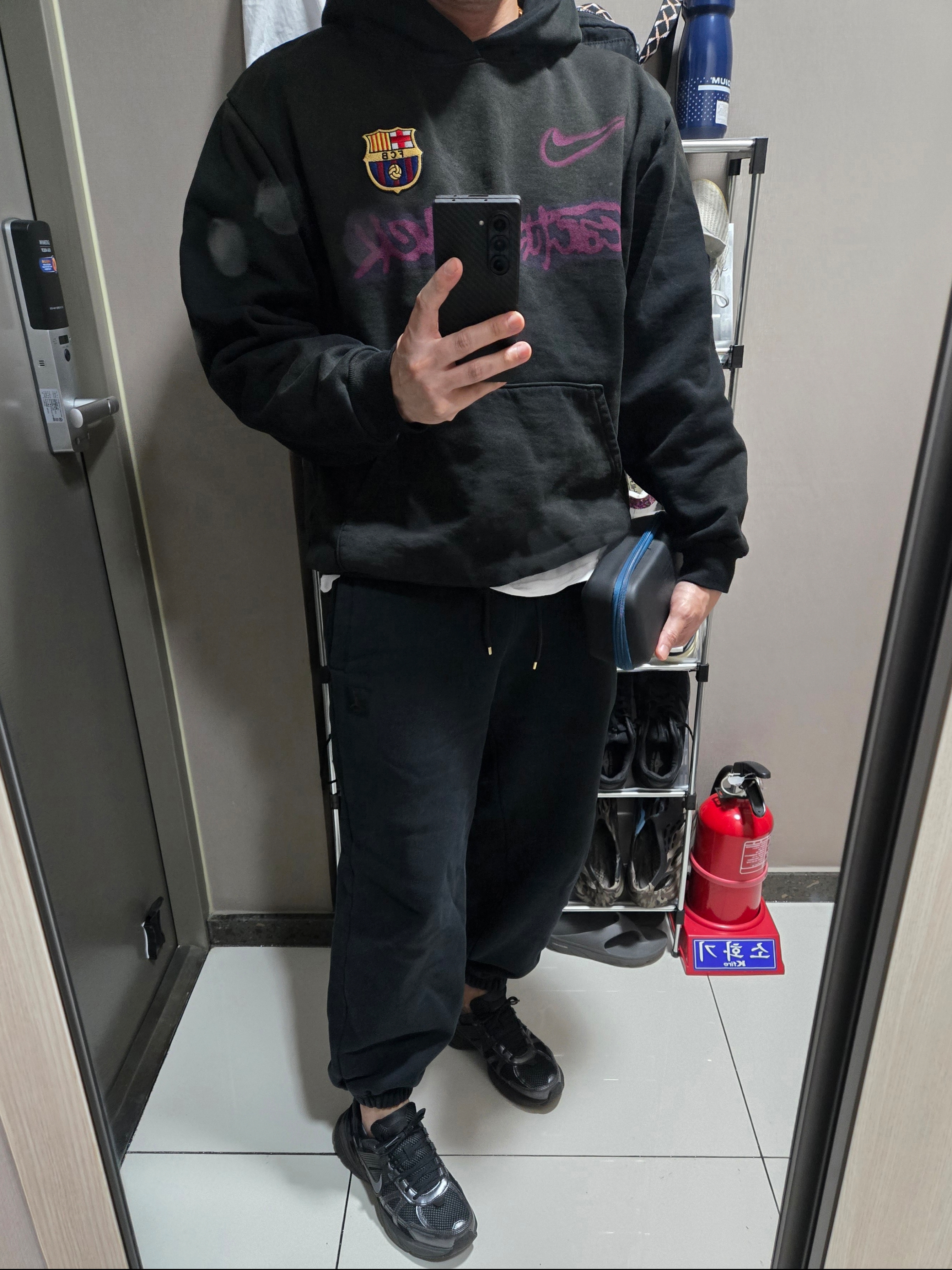 Nike FC Barcelona x Travis Scott Spray Logo Hoodie Black 착용 스타일