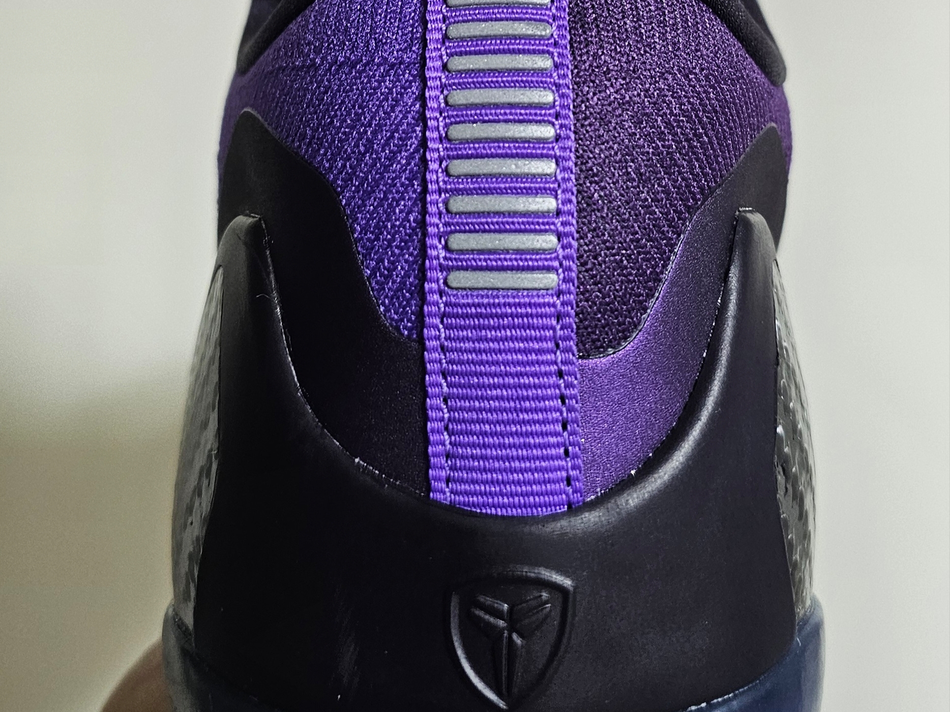 Nike Kobe 9 Elite Low Protro Hyper Grape and Cave Purple 착용 스타일 - 3