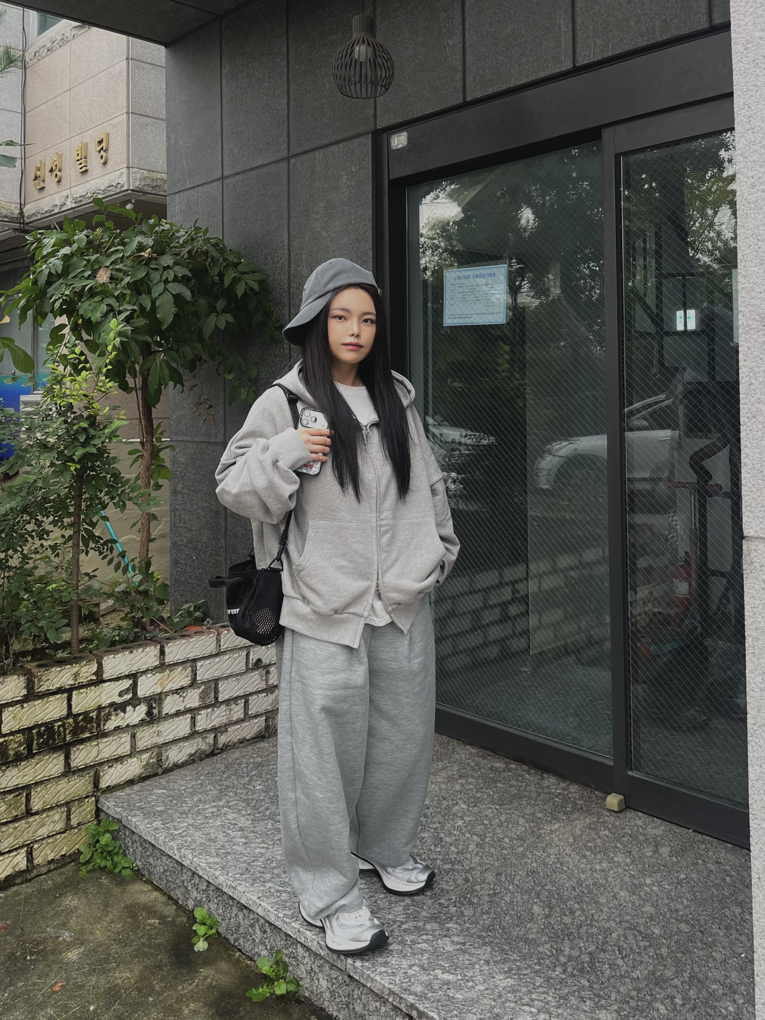 Balenciaga Circuit Sneaker White Silver, Supreme Mesh Mini Duffle Bag Black - 25SS 착용 스타일 - 2