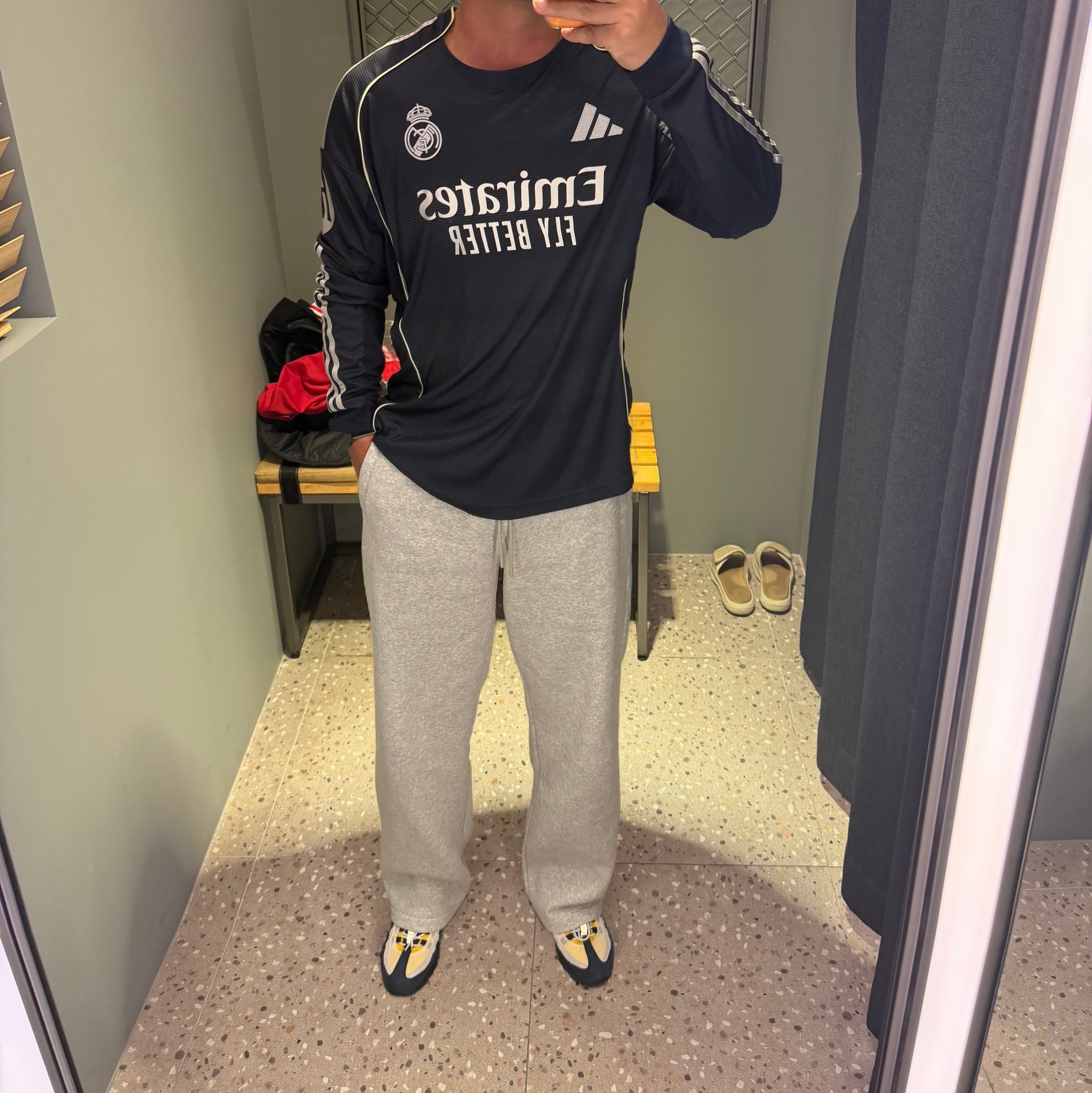 Adidas Manchester United 2025/26 Home Long Sleeve Home Jersey Mufc Red - KR Sizing (Non Marking Ver.), Adidas Real Madrid 2025/26 Long Sleeve Away Jersey Legend Ink - KR Sizing (Non Marking Ver.) 착용 스타일 - 2
