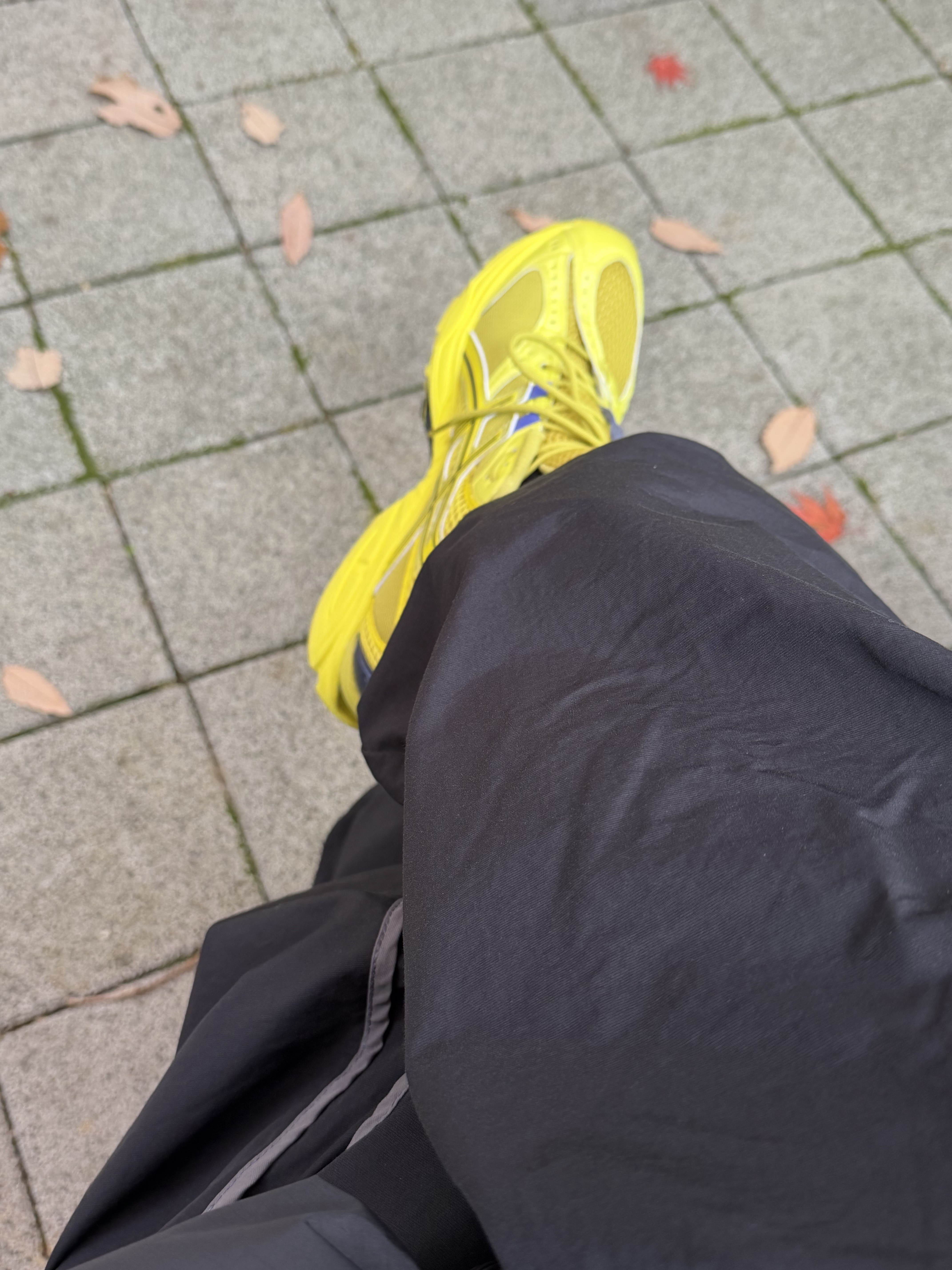 Asics Gel-Nimbus 10.1 Kelp Lemon Spark, Stussy O.E. Badge Keychain 착용 스타일 - 3
