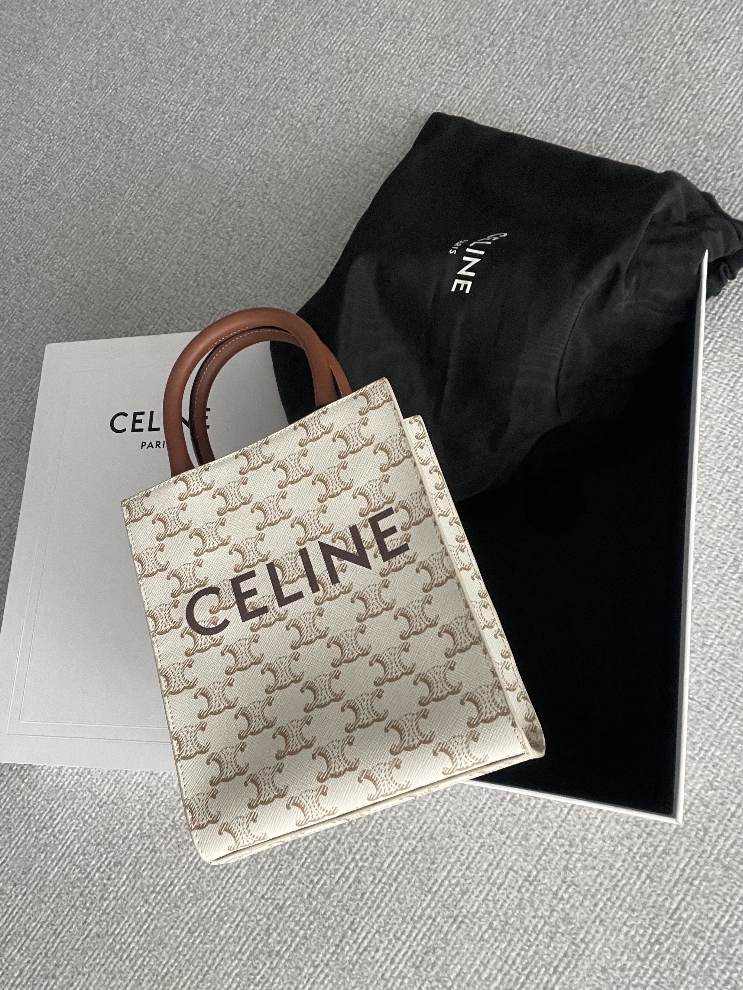 Celine Mini Vertical Cabas in Triomphe Canvas and Calfskin with Celine Print White 착용 스타일