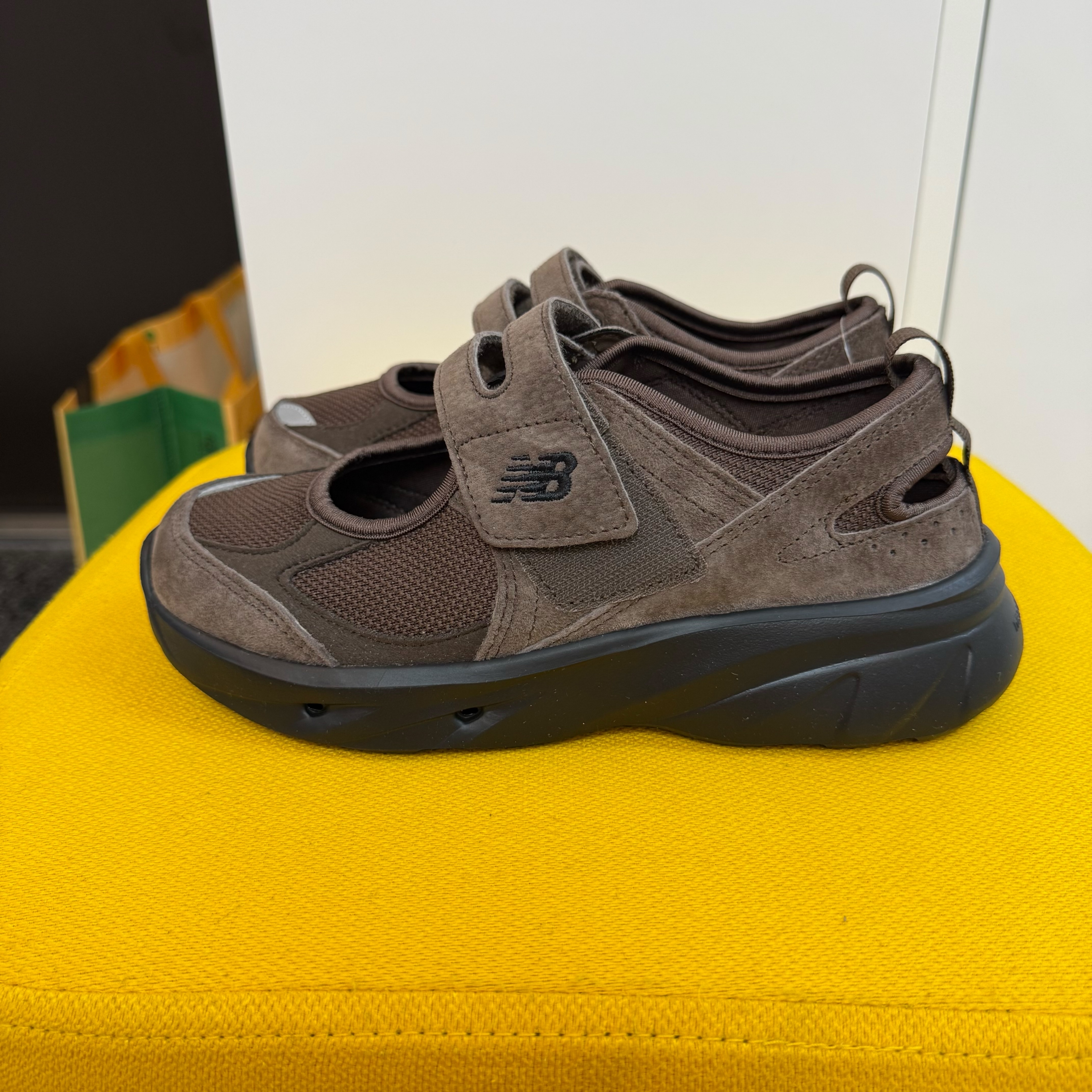 (W) New Balance Breeze SD2203 Brown 착용 스타일 - 1