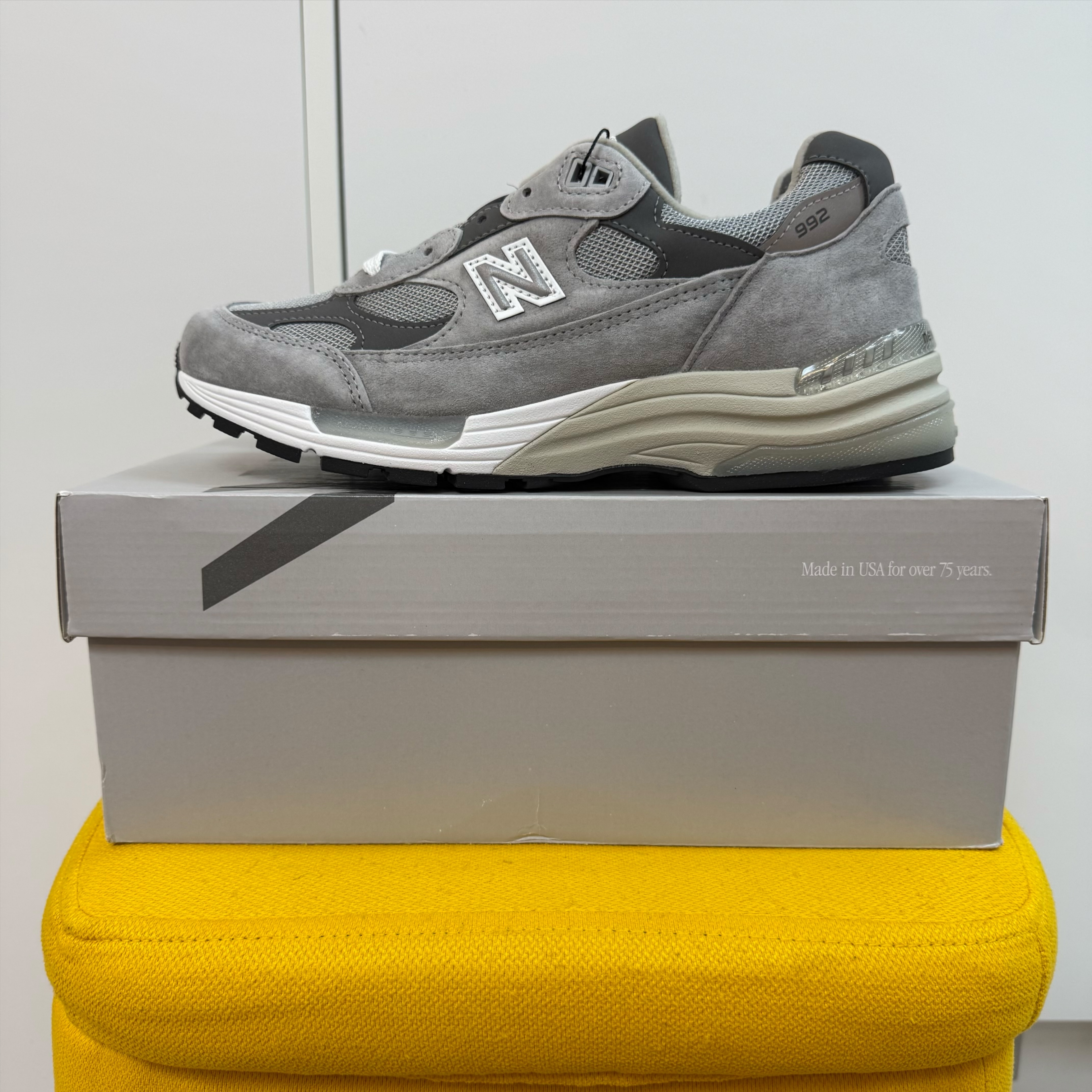 New Balance 992 Made in USA Core Grey Silver Metallic 착용 스타일 - 1