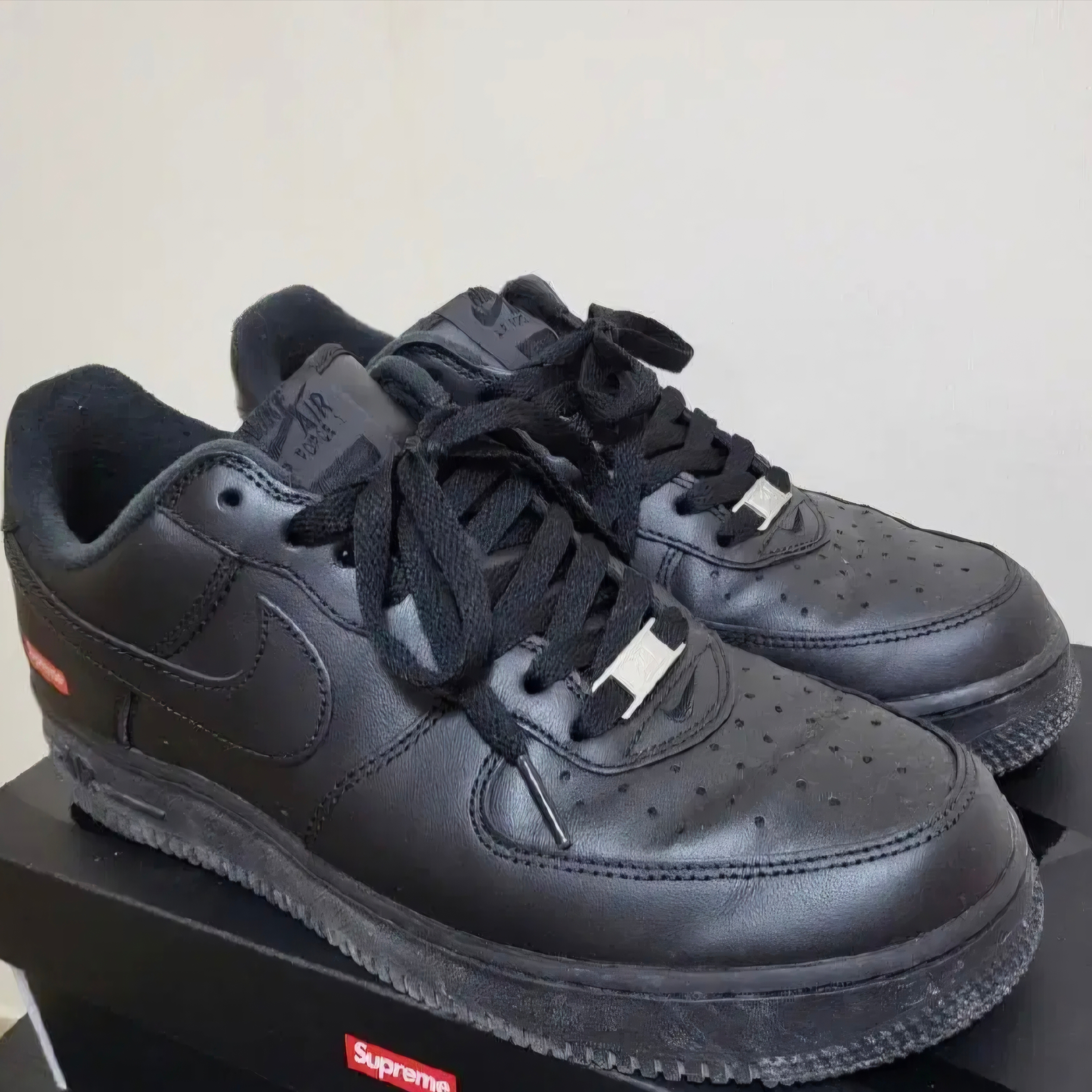 Nike x Supreme Air Force 1 Low Black 착용 스타일 - 2