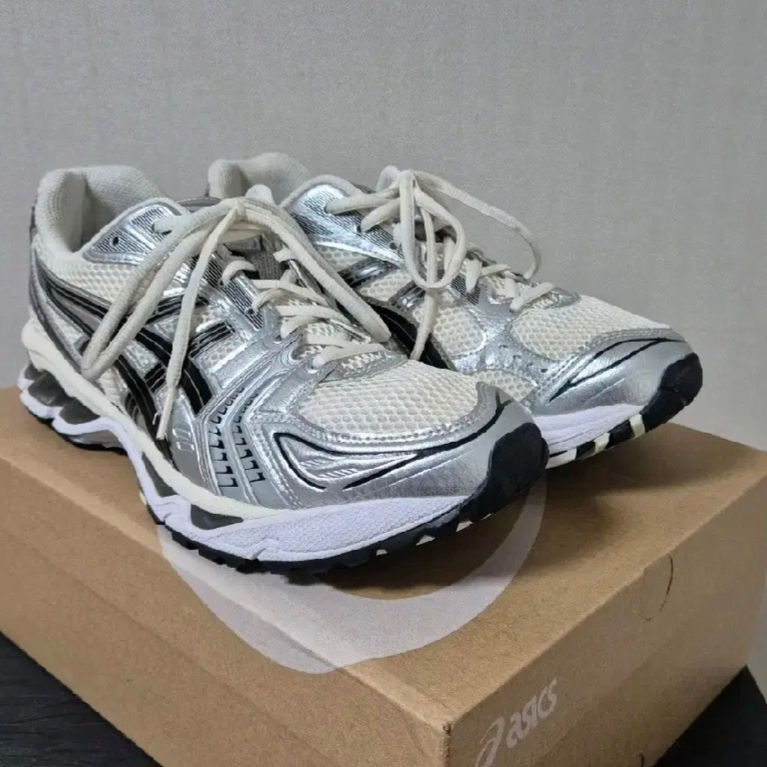 Asics Gel-Kayano 14 Cream Black 착용 스타일 - 2