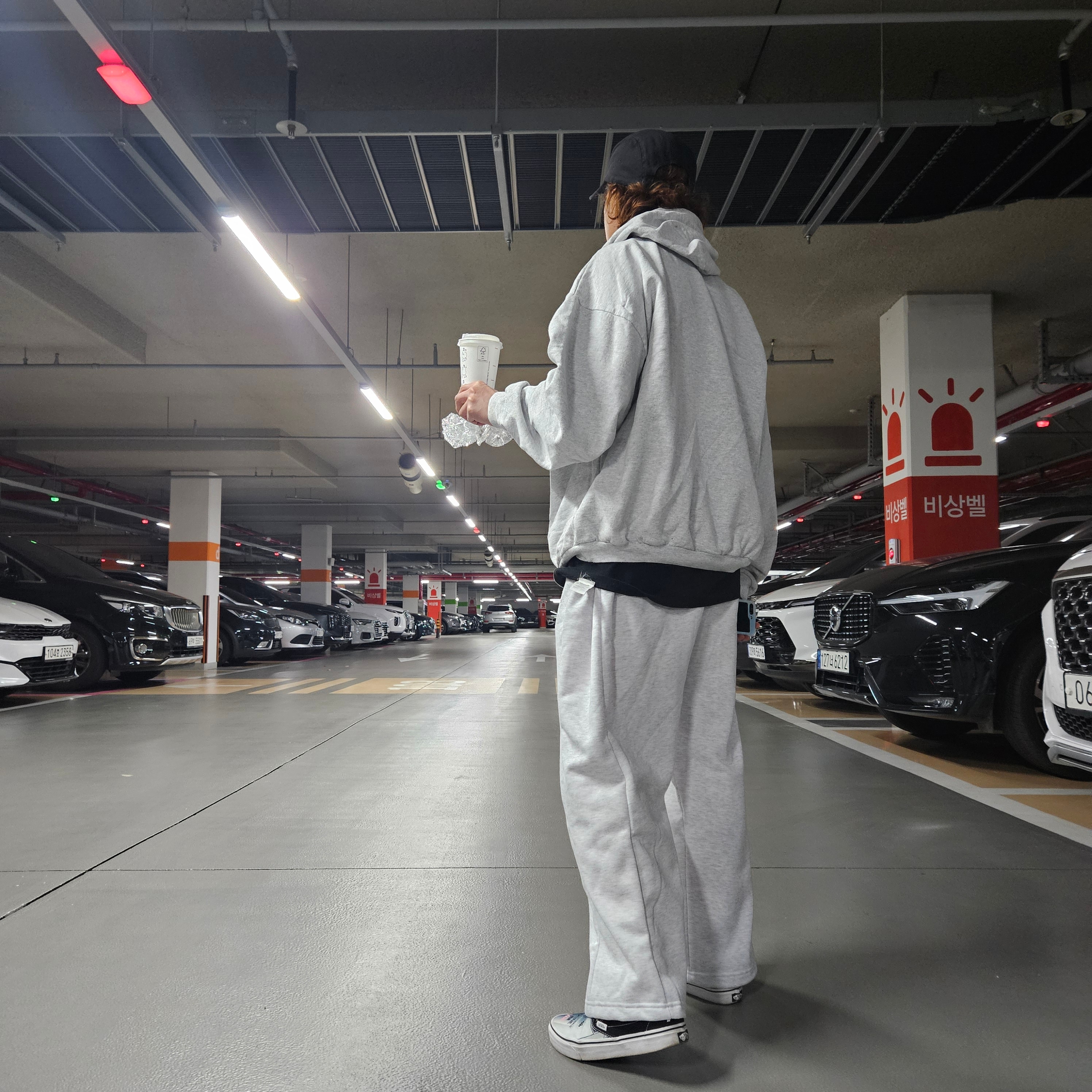 Yeezy x Gosha Rubchinskiy YZY Black Dogs Hoodie Heather Grey, Vans x Peaches. Classic Slip-On Black True White 착용 스타일 - 2