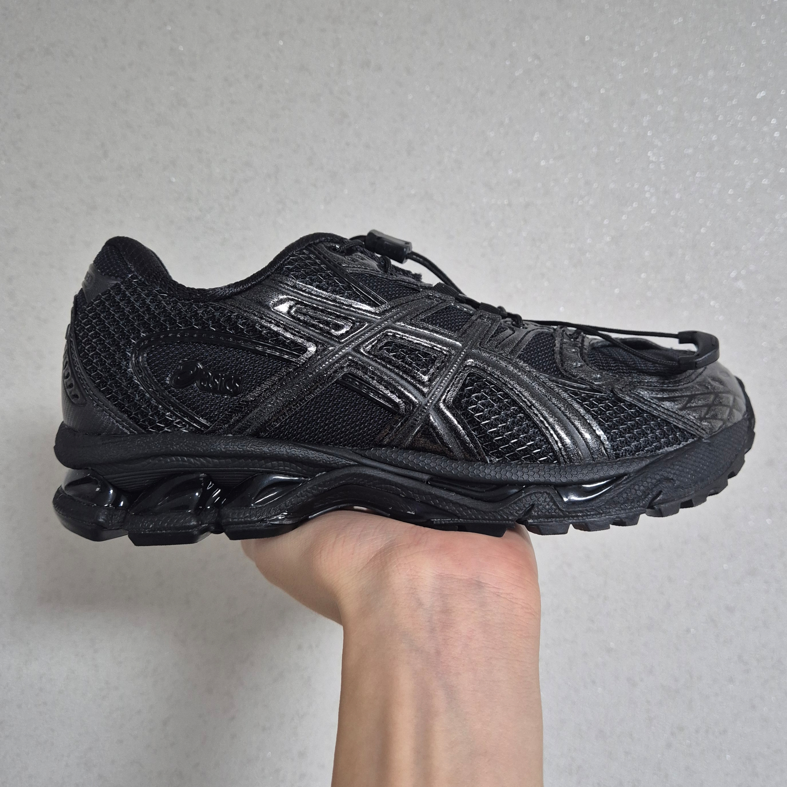 Asics x Unaffected Gel-Nimbus 10.1 Black Black 착용 스타일 - 3