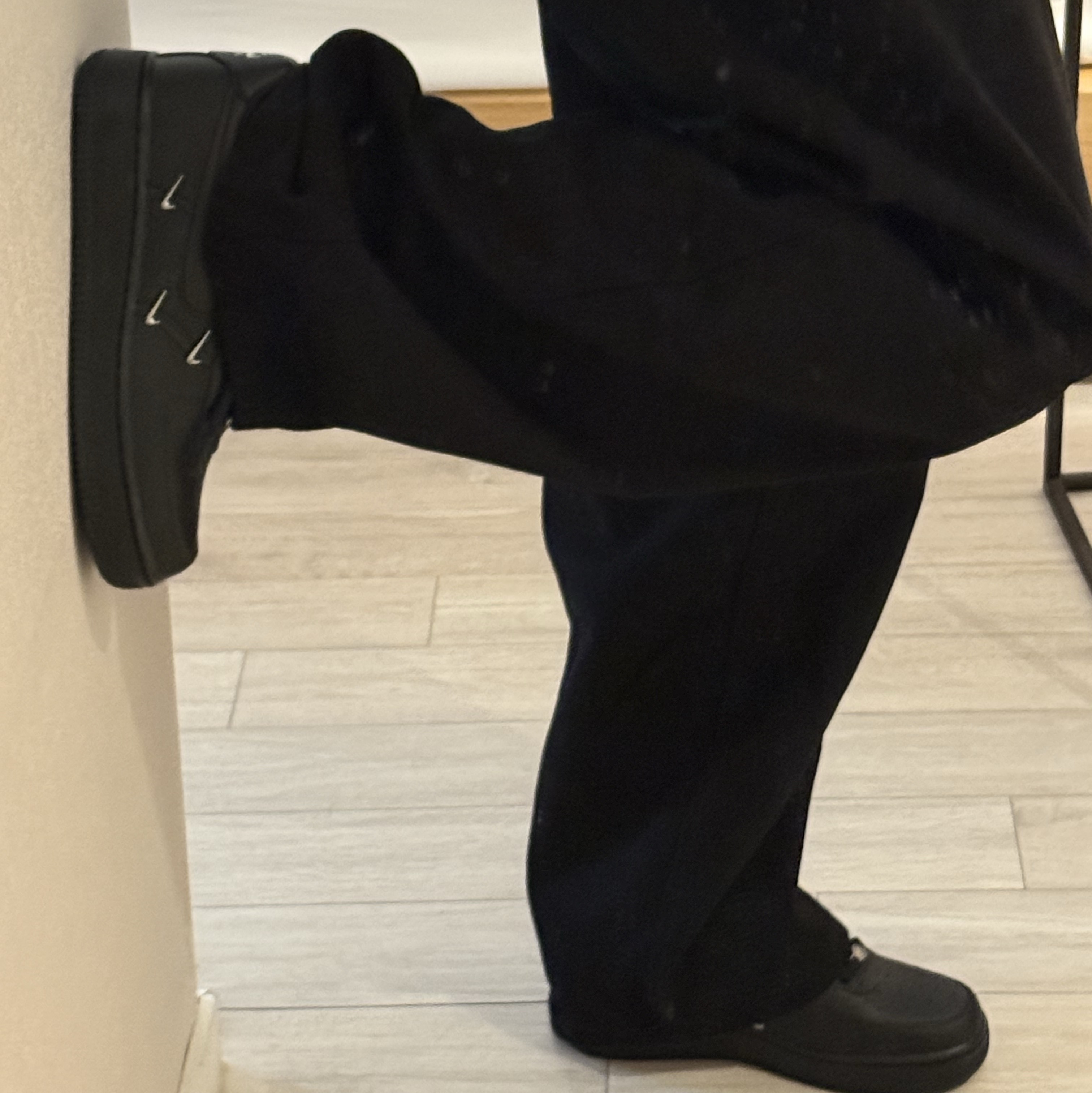 (W) Nike Air Force 1 ’07 LX Black Metallic Silver 착용 스타일 - 1