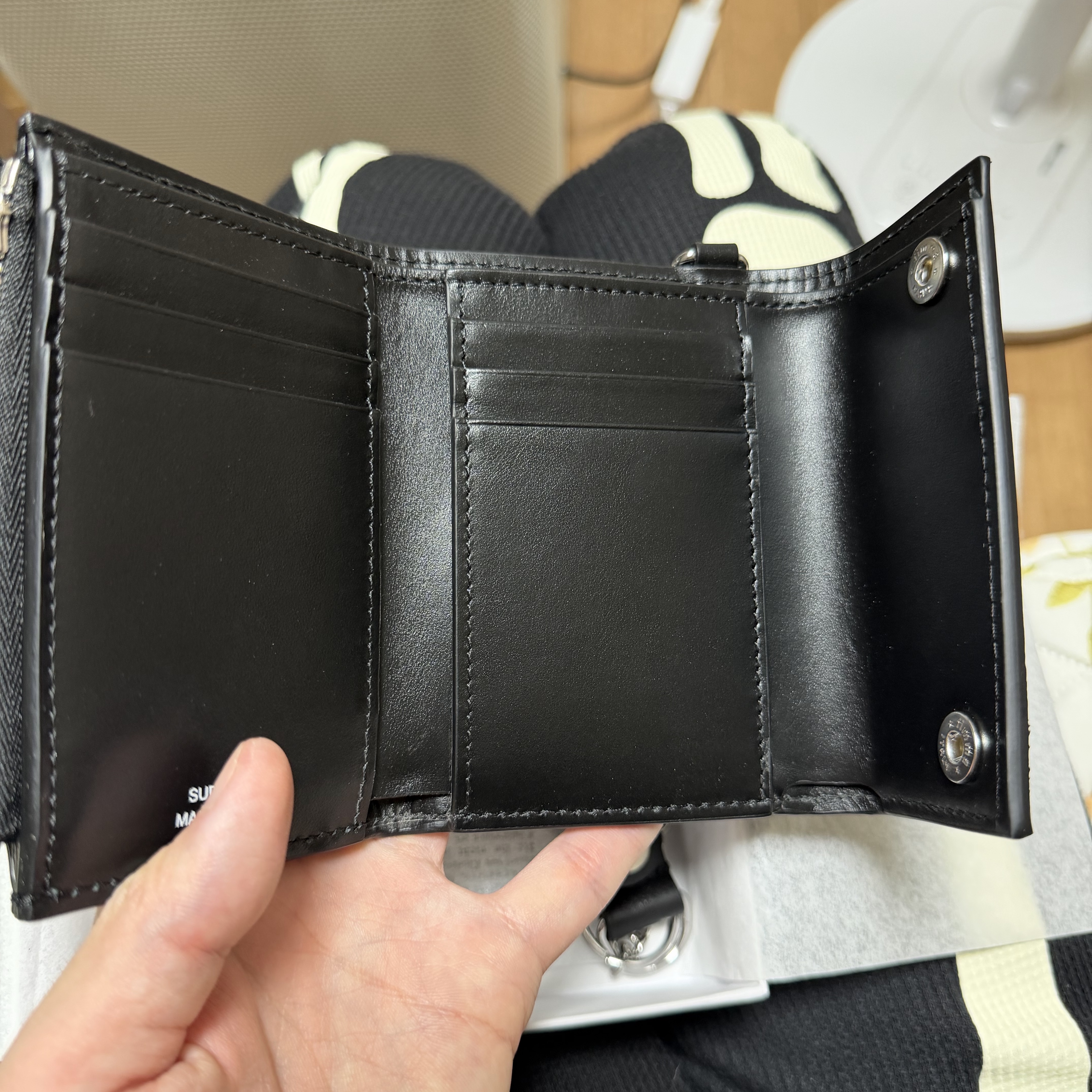 Supreme Leather Chain Wallet Black 착용 스타일 - 1