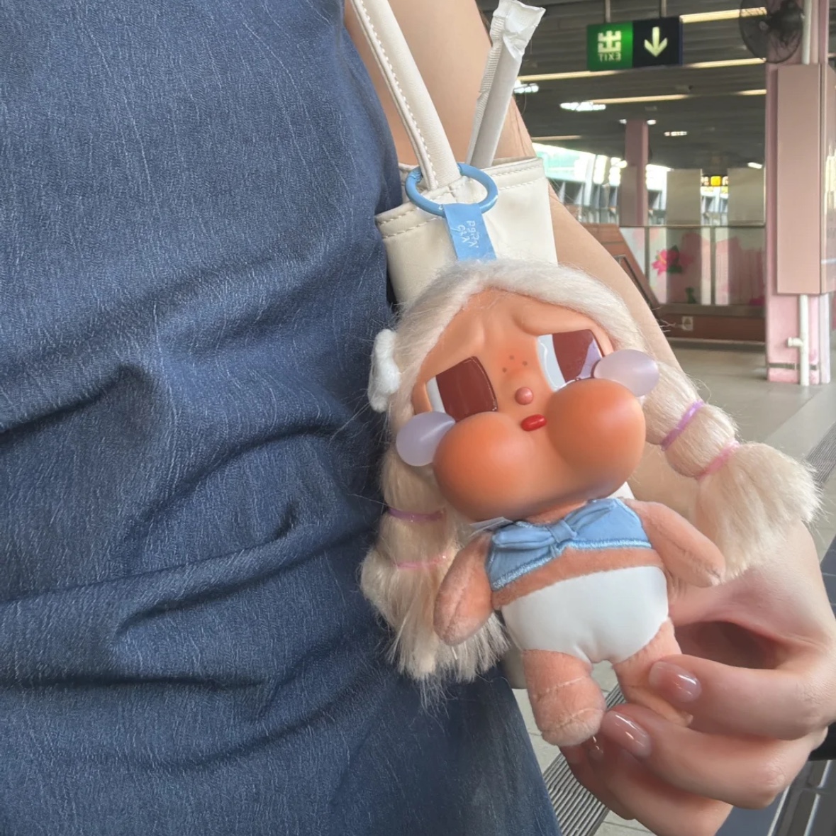 Pop Mart Crybaby Vacation Mode On Series Vinyl Plush Pendant Chilling on the Beach (Opened Case) 착용 스타일