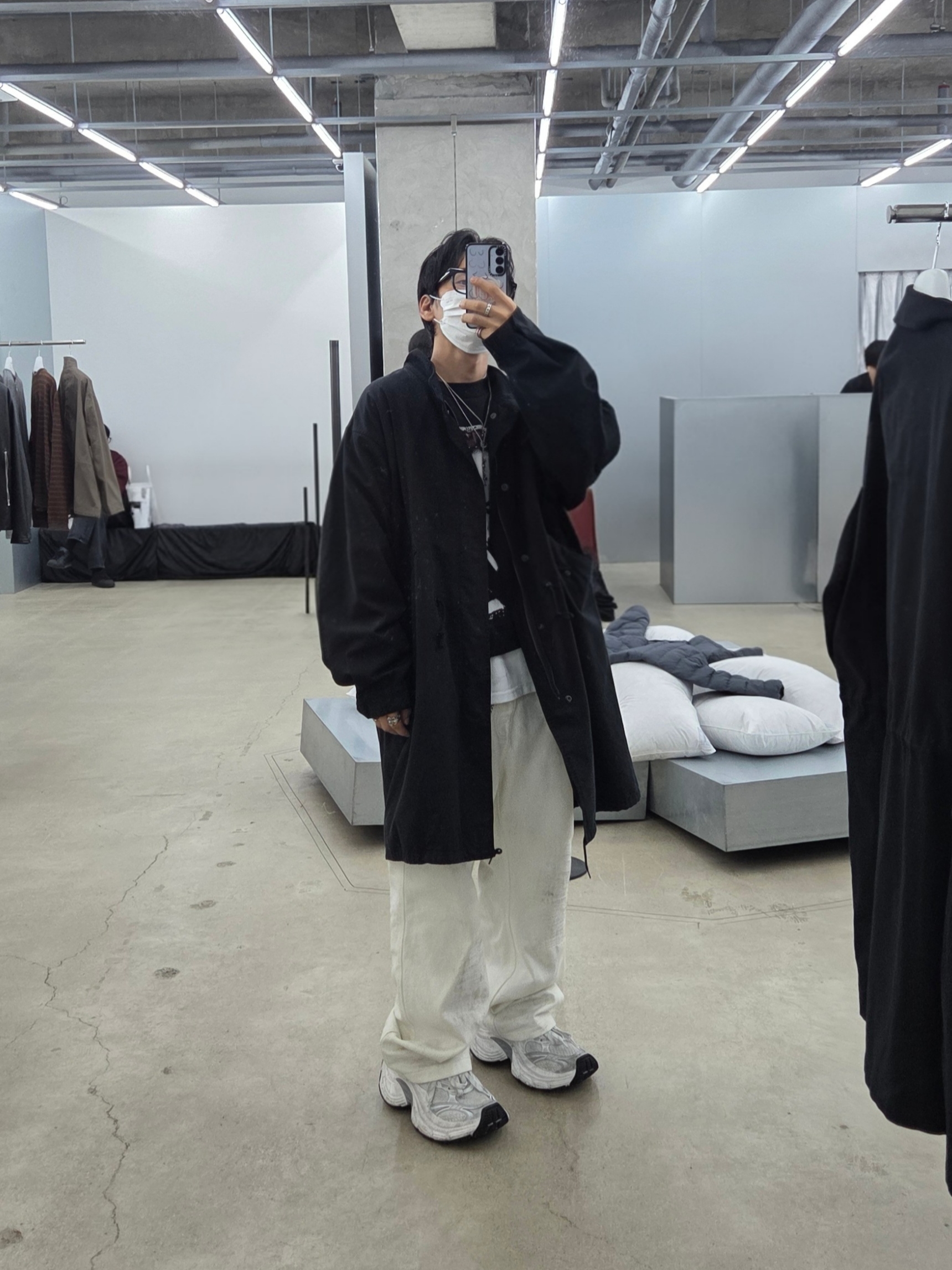 Hatchingroom Mods Parka Washed Black, qAp Baby Crewneck Black 착용 스타일