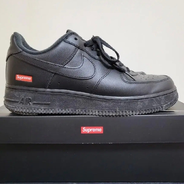 Nike x Supreme Air Force 1 Low Black 착용 스타일 - 1