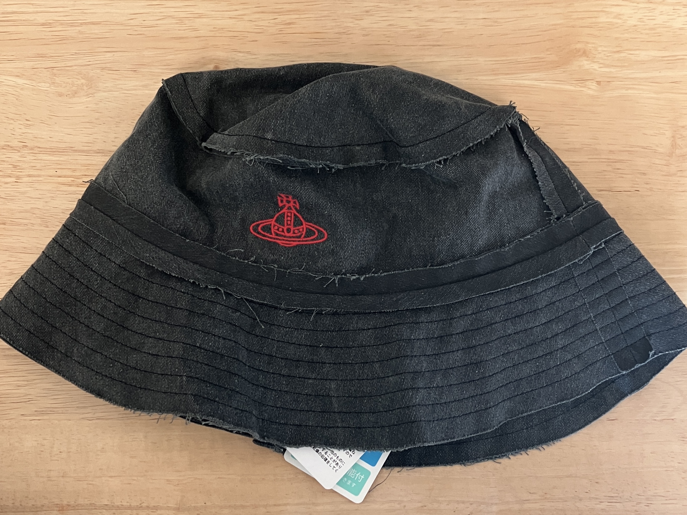 Vivienne Westwood Pigment Dyed Bucket Hat Black 착용 스타일