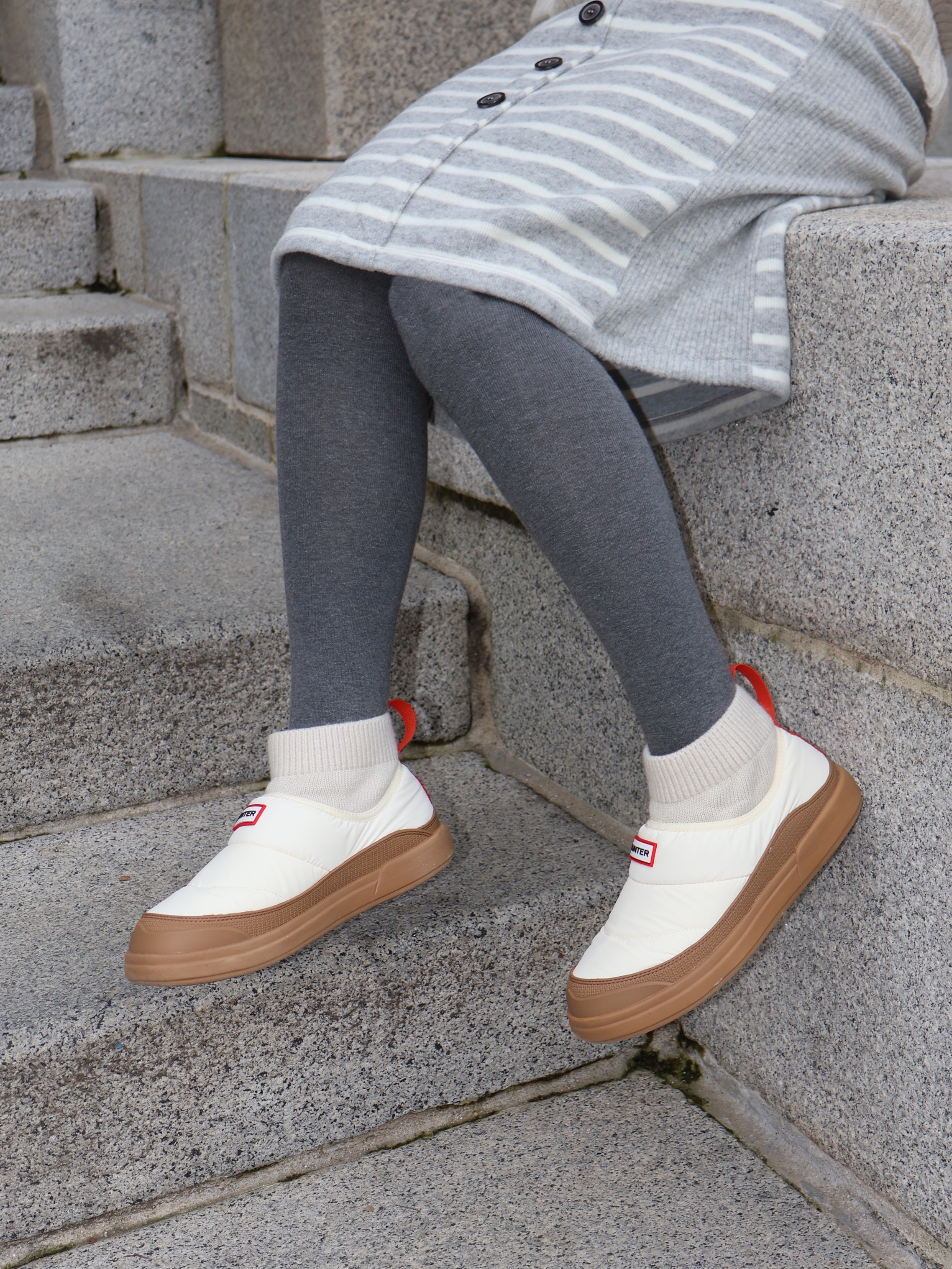 (W) Hunter In Out Puffer Knit Cuff Boots White Willow 착용 스타일