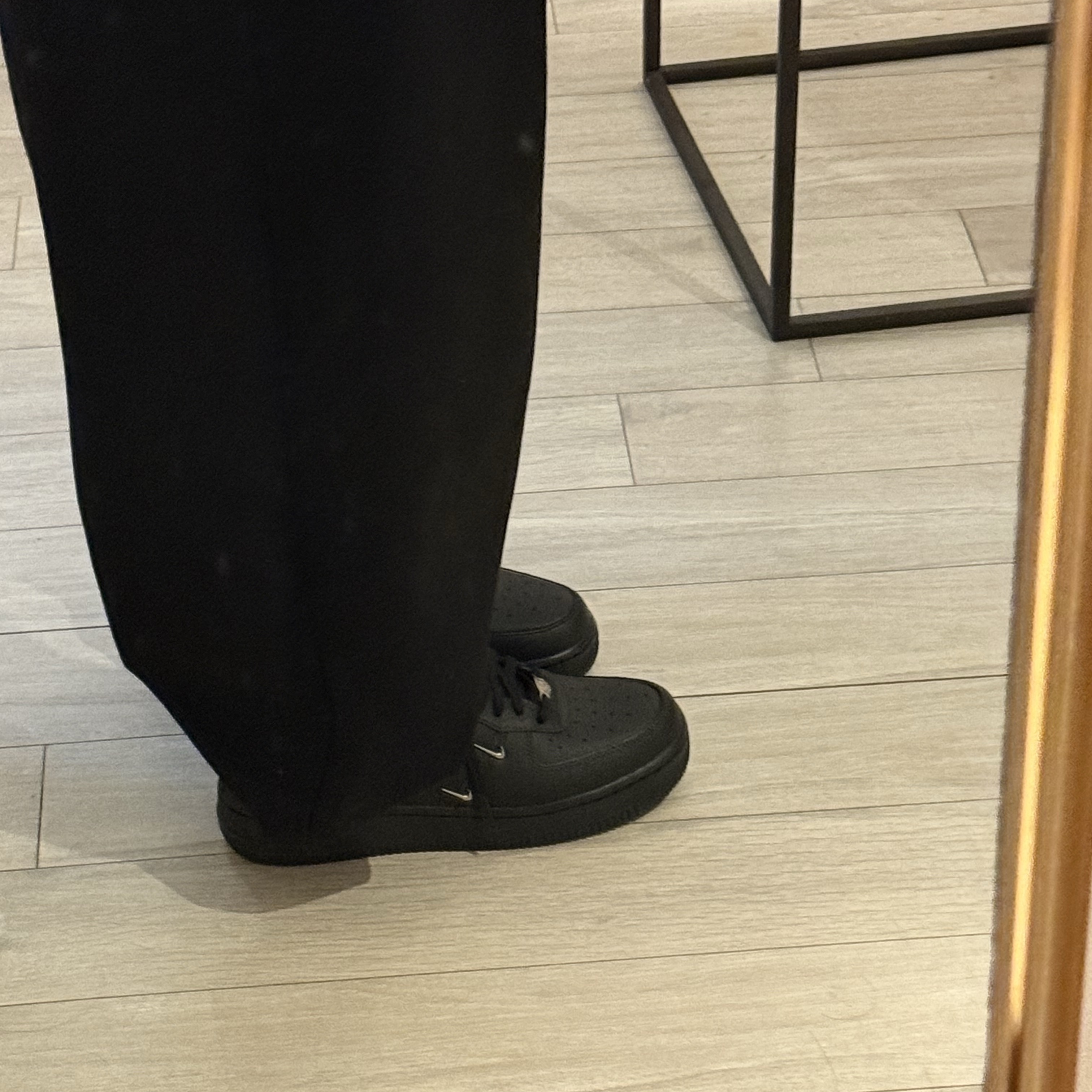 (W) Nike Air Force 1 ’07 LX Black Metallic Silver 착용 스타일 - 2