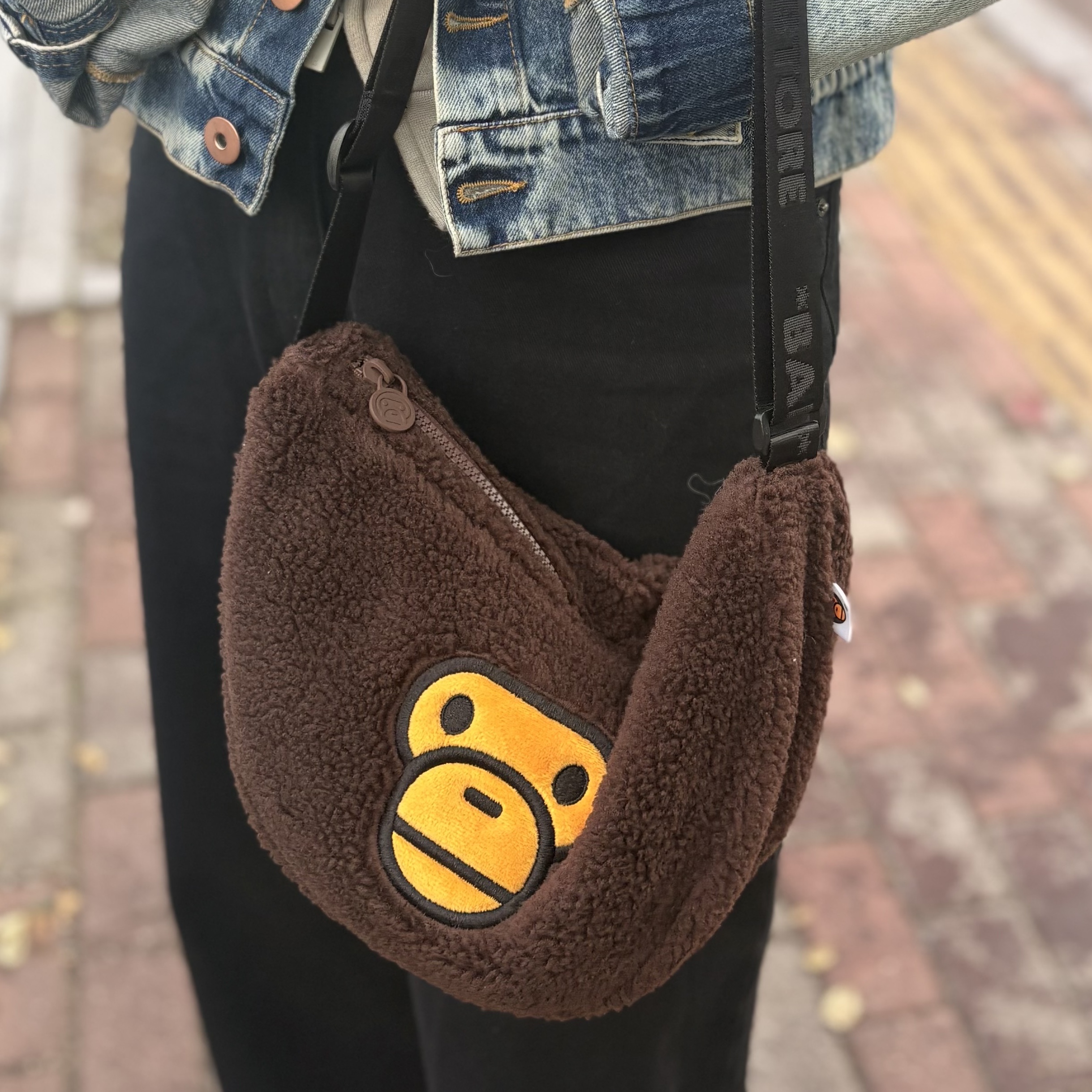 BAPE Baby Milo Small Crossbody Bag Brown 착용 스타일