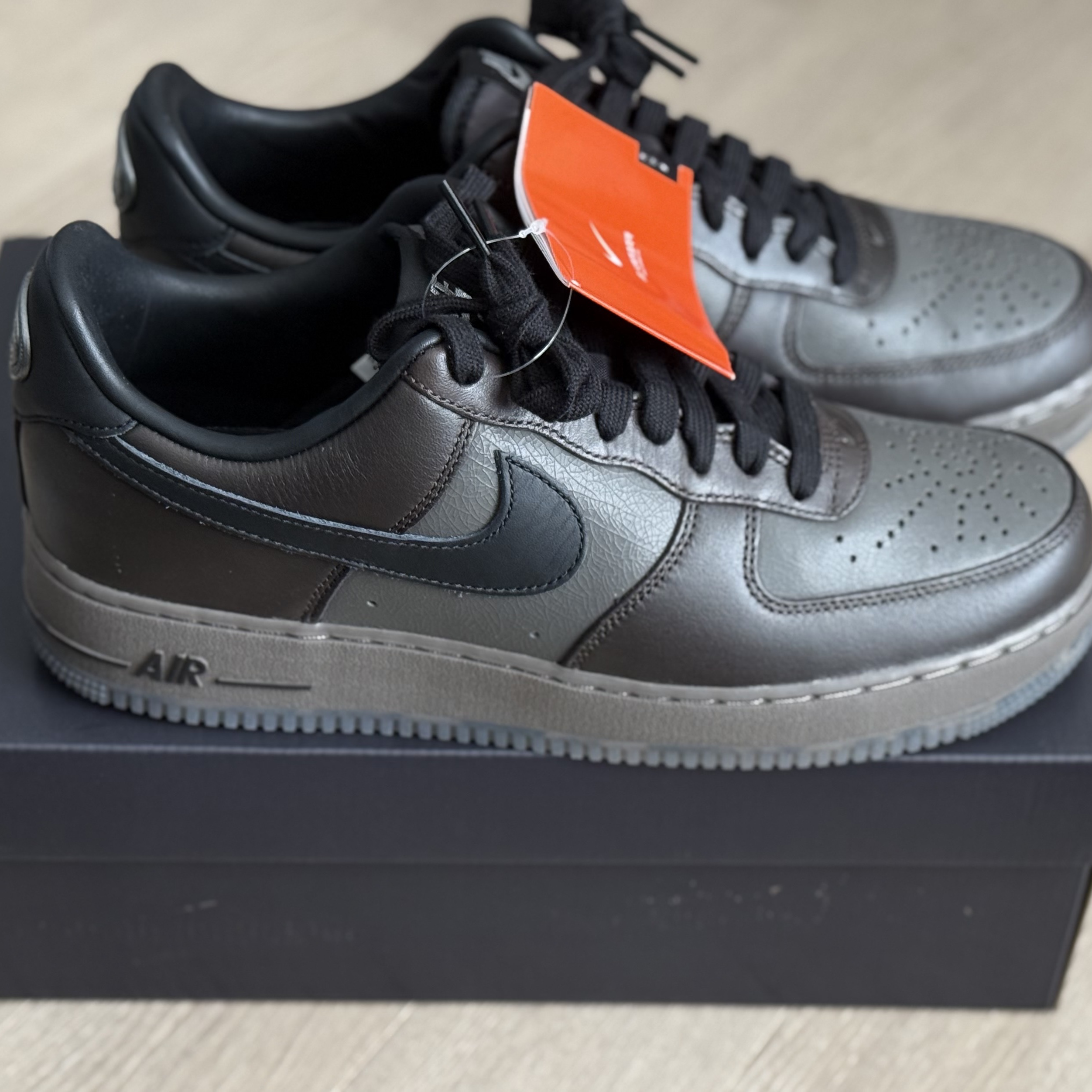 Nike Air Force 1 Low Black Tea and Petra Brown 착용 스타일 - 1