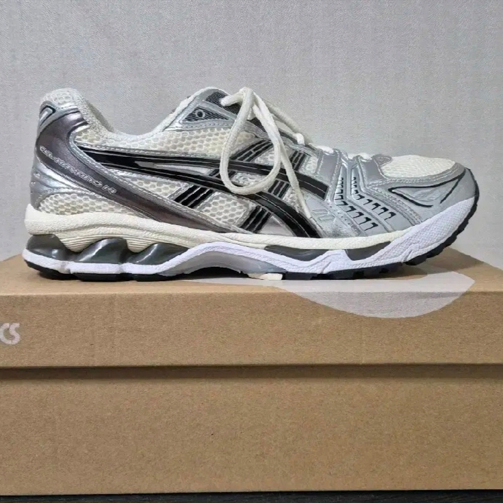 Asics Gel-Kayano 14 Cream Black 착용 스타일 - 1