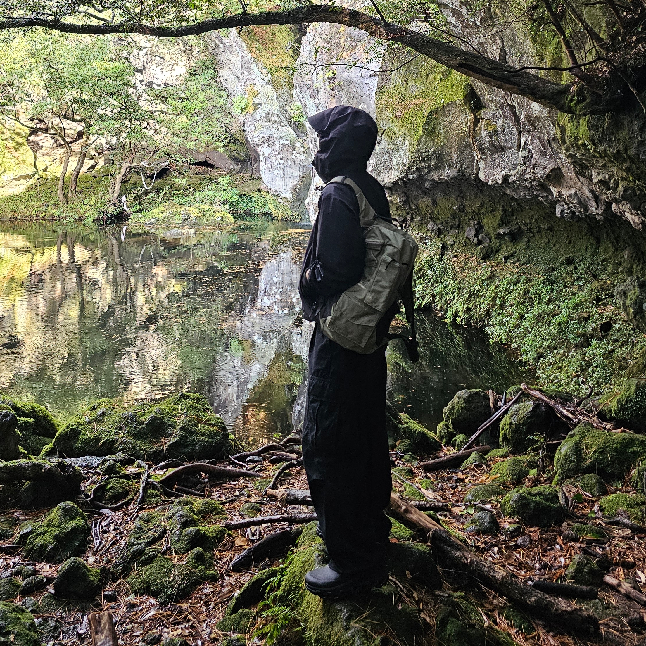 Salomon x MM6 Maison Margiela Daypack 20 Deep Lichen Green, On Running x Post Archive Faction (Paf) Cloudmonster 2 Black Magnet 착용 스타일 - 1
