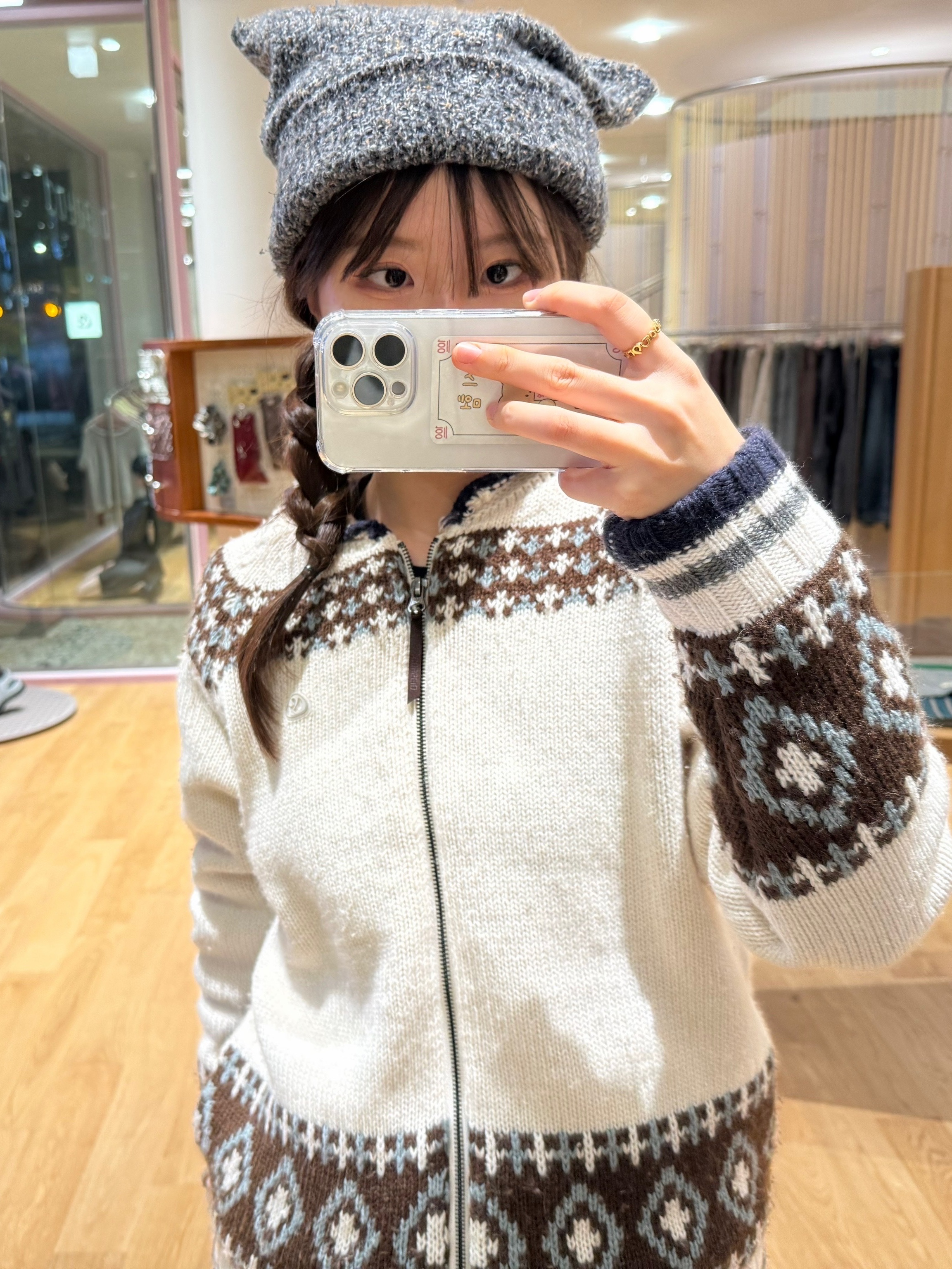 COYSEIO Wide Cat Beanie Grey, (W) Coyseio Mossy Cowichan Knit Jacket Ivory 착용 스타일 - 2