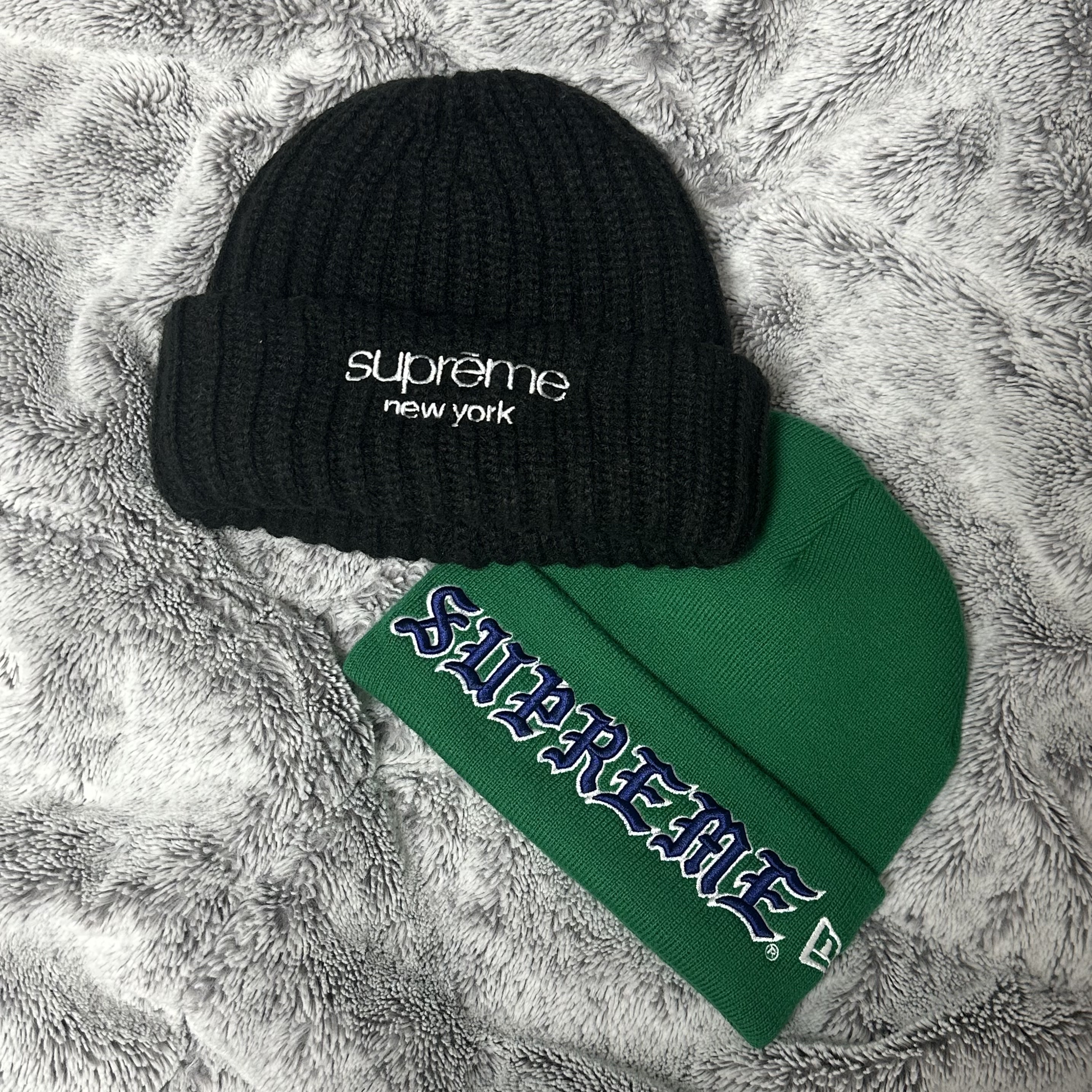 Supreme New Era Old English Beanie Green - 25FW, Supreme Chunky Rib Classic Logo Beanie Black - 25FW 착용 스타일