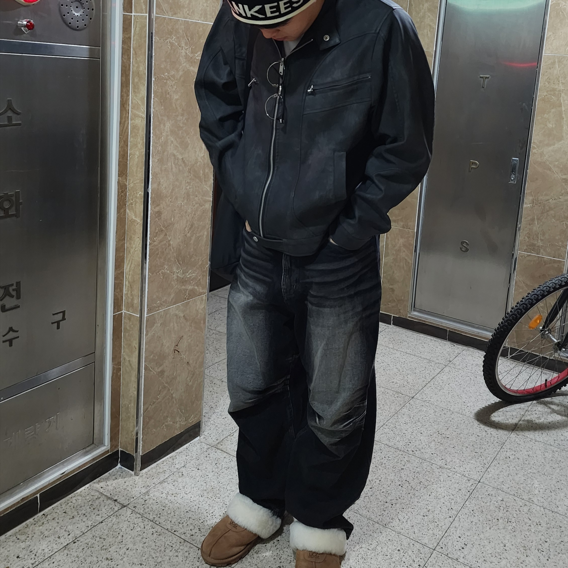 [KREAM 단독] BLR Double Trident Washing Wide Denim Pants Black 착용 스타일 - 1