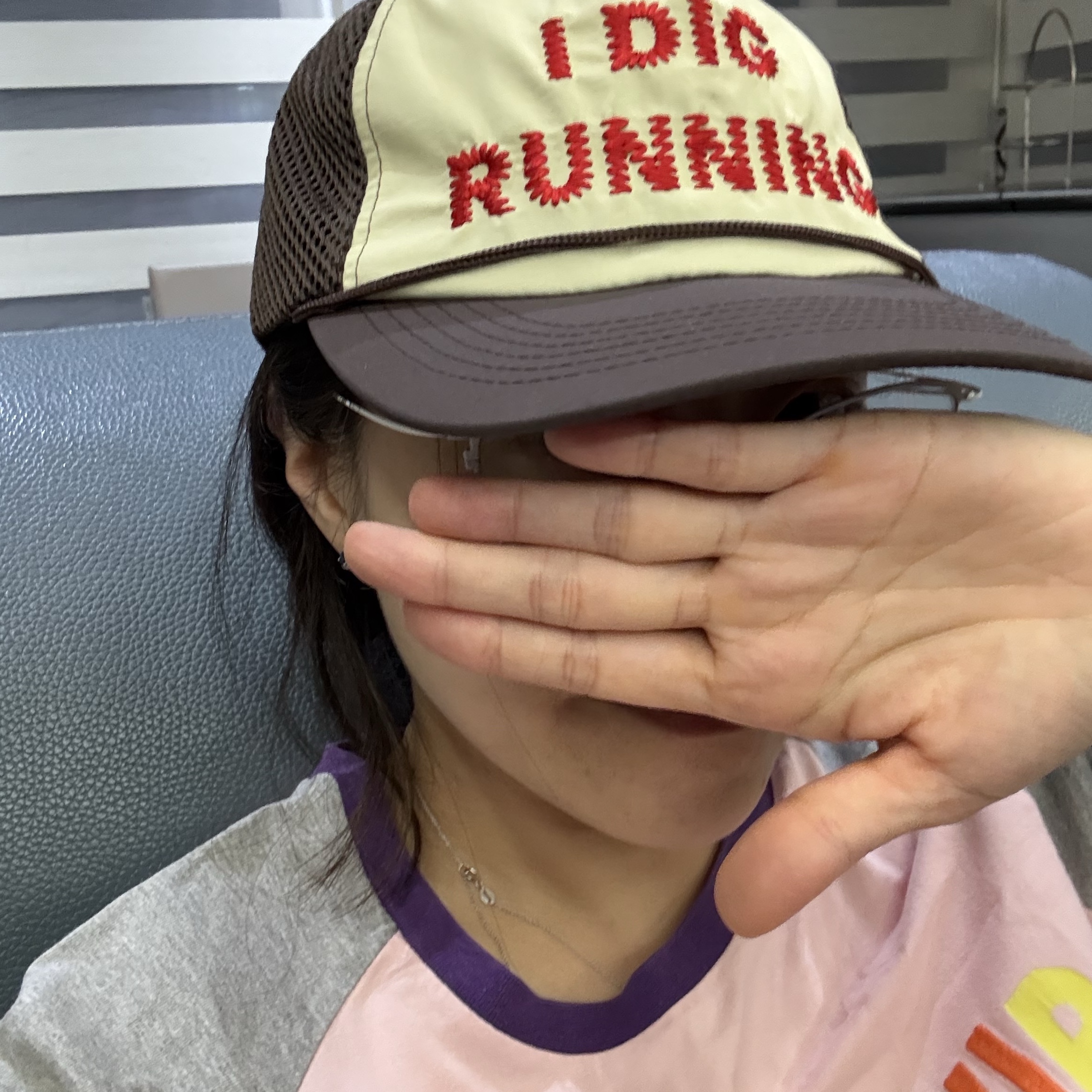Alex Zono I Dig Running Trucker Hat OG Brown 착용 스타일
