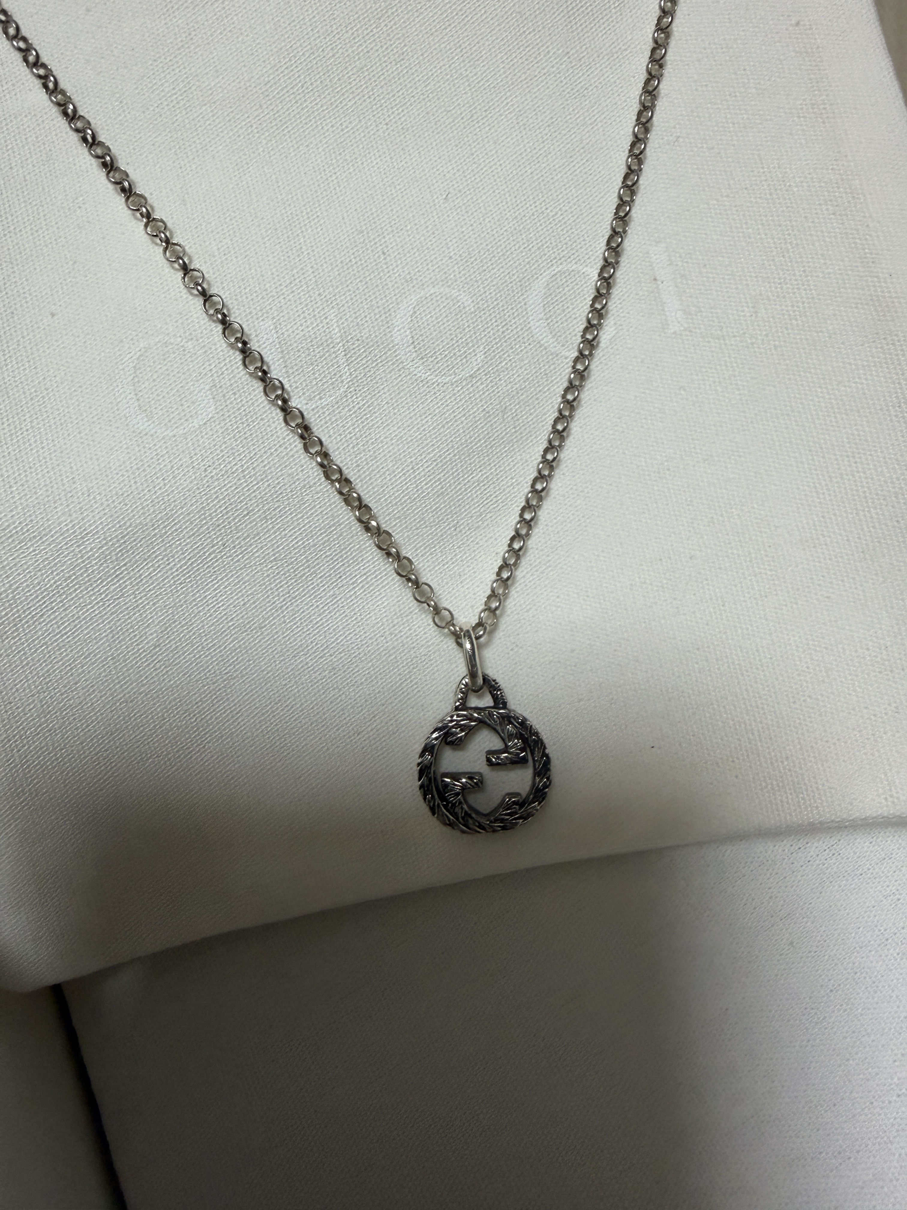 Gucci Interlocking G Pendant Necklace Silver 착용 스타일