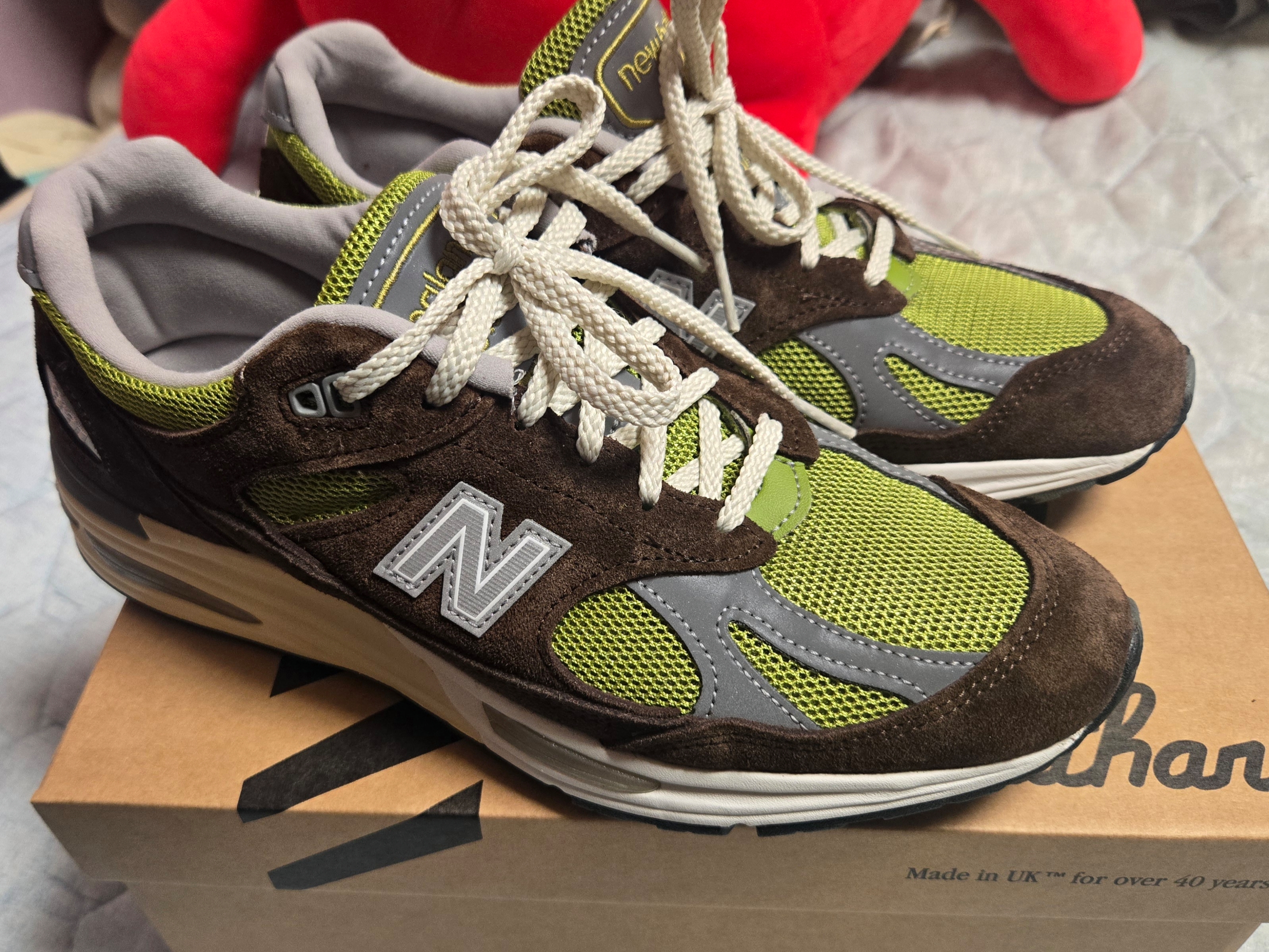 New Balance × Danielle Cathari 991v2 Chocolate Brown Pistachio 착용 스타일 - 2