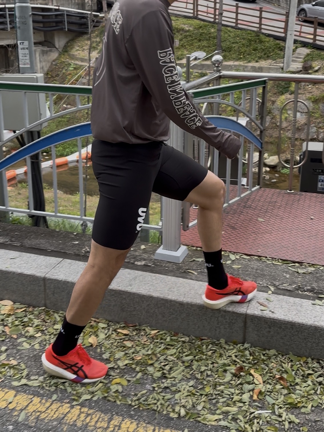 Asics Metaspeed Edge Tokyo Flash Red Black, UVU Running Sock Black 착용 스타일 - 4