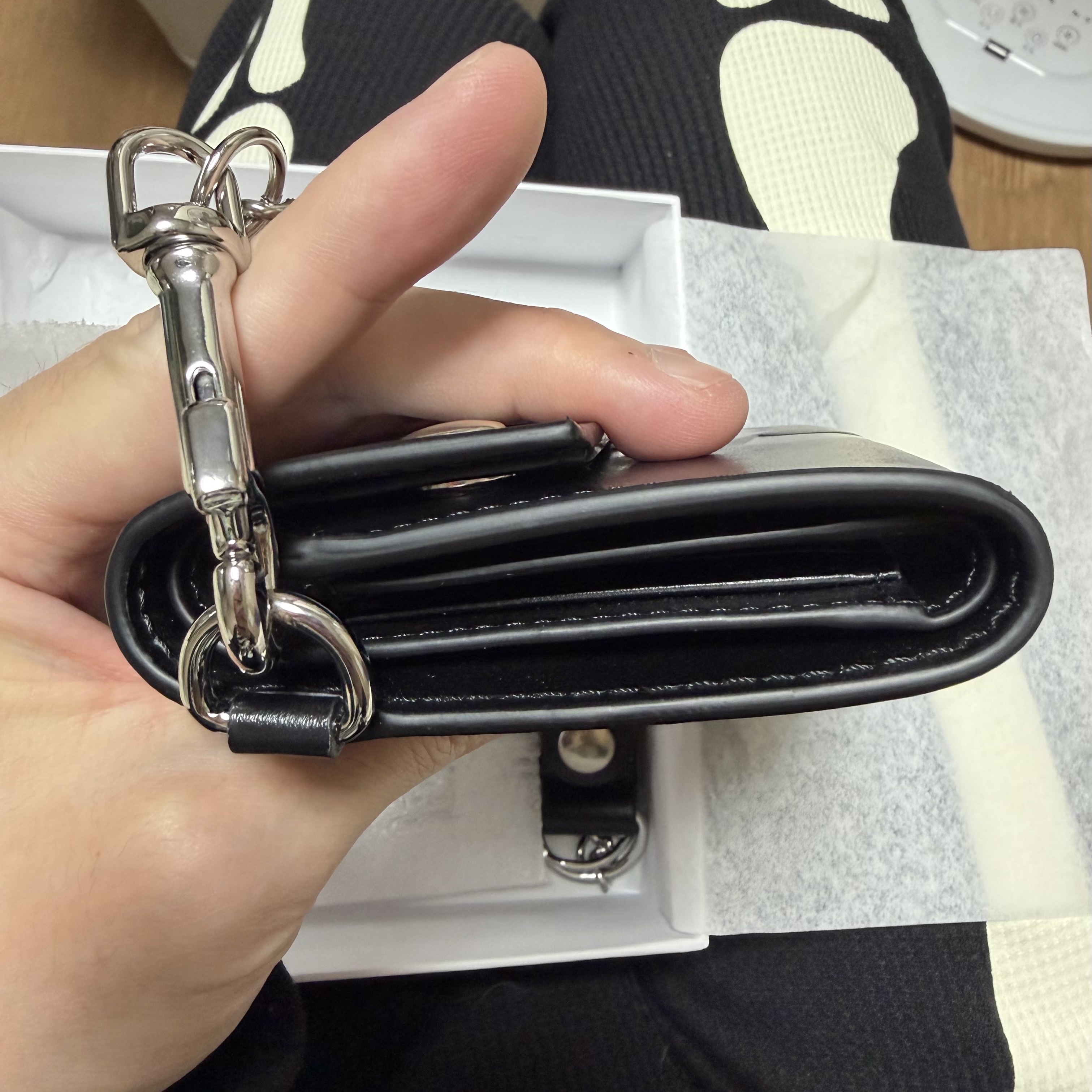 Supreme Leather Chain Wallet Black 착용 스타일 - 6