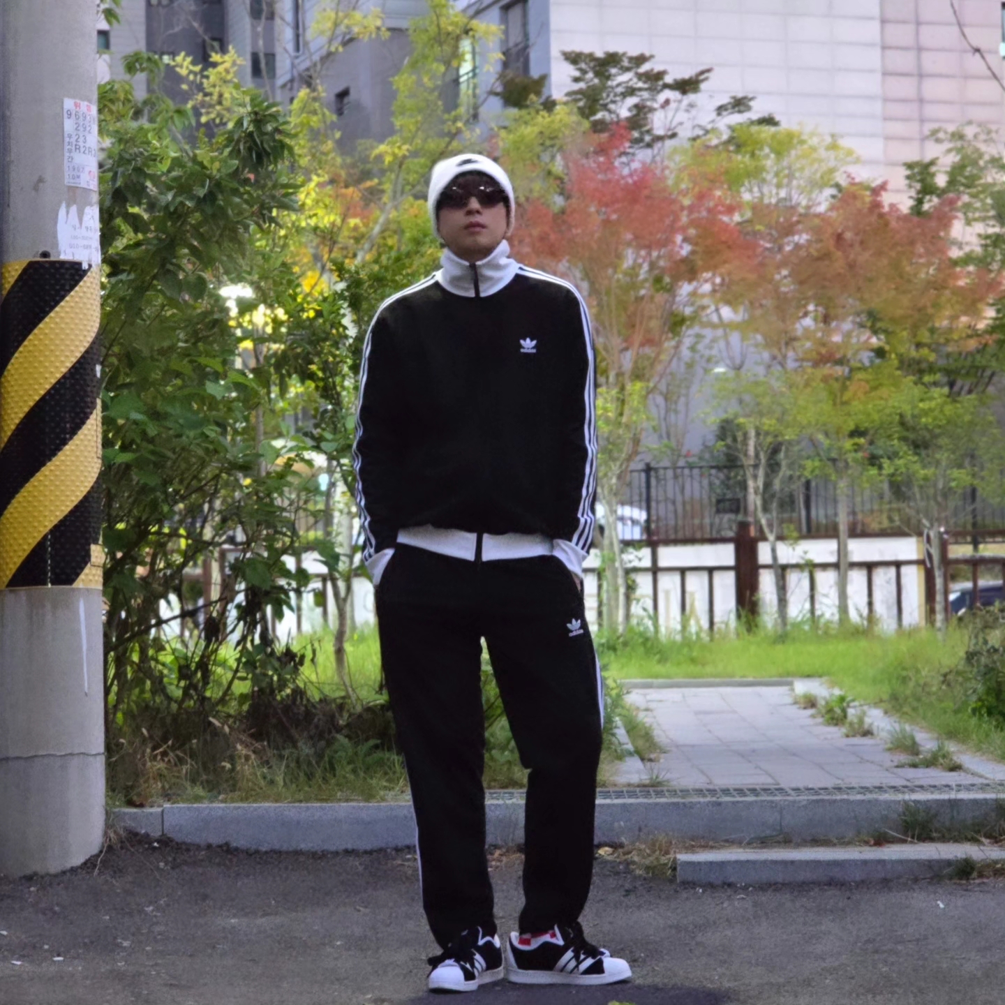 Nike NSW Utility Futura Beanie White, Adidas Adicolor Classics Beckenbauer Track Jacket Black - KR Sizing 착용 스타일 - 5