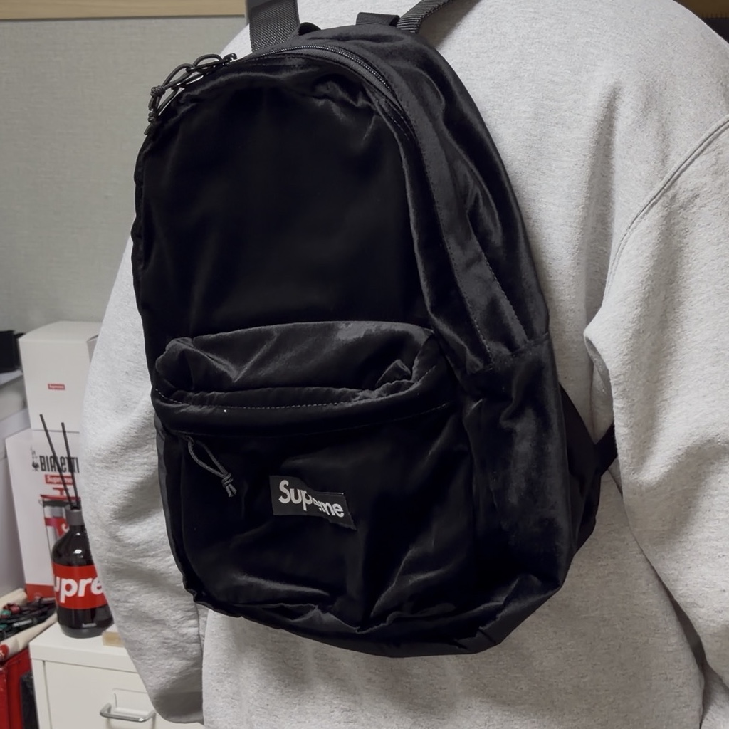 Supreme Velvet Backpack Black - 25FW 착용 스타일 - 1