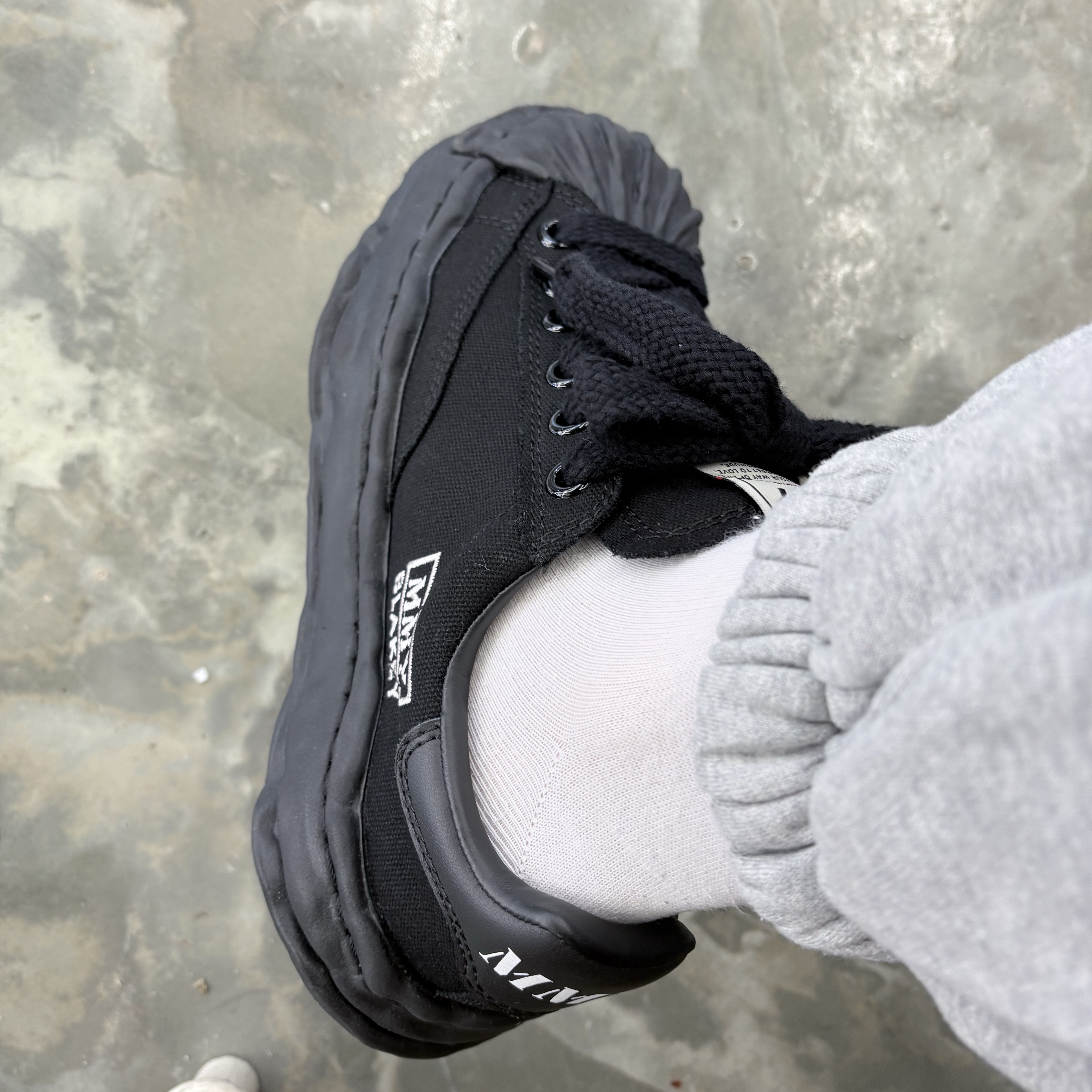 Maison Mihara Yasuhiro Blakey OG Sole Canvas Low-top Sneakers Black Black 착용 스타일 - 2