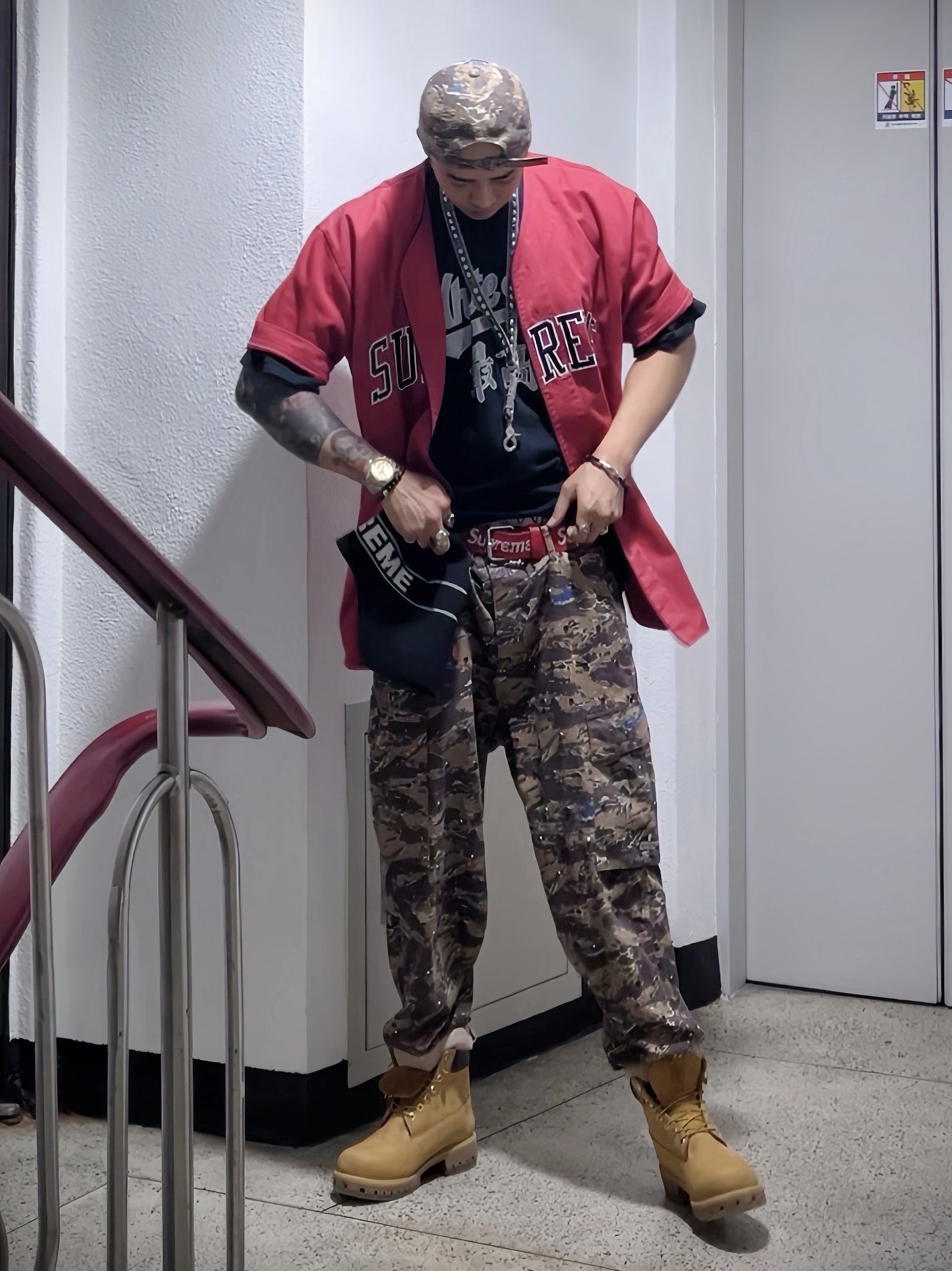Supreme x Undercover Studded 6-Panel Brown Camo - 23SS, Supreme x MLB Kanji Teams T-Shirt White Sox Black - 22FW 착용 스타일