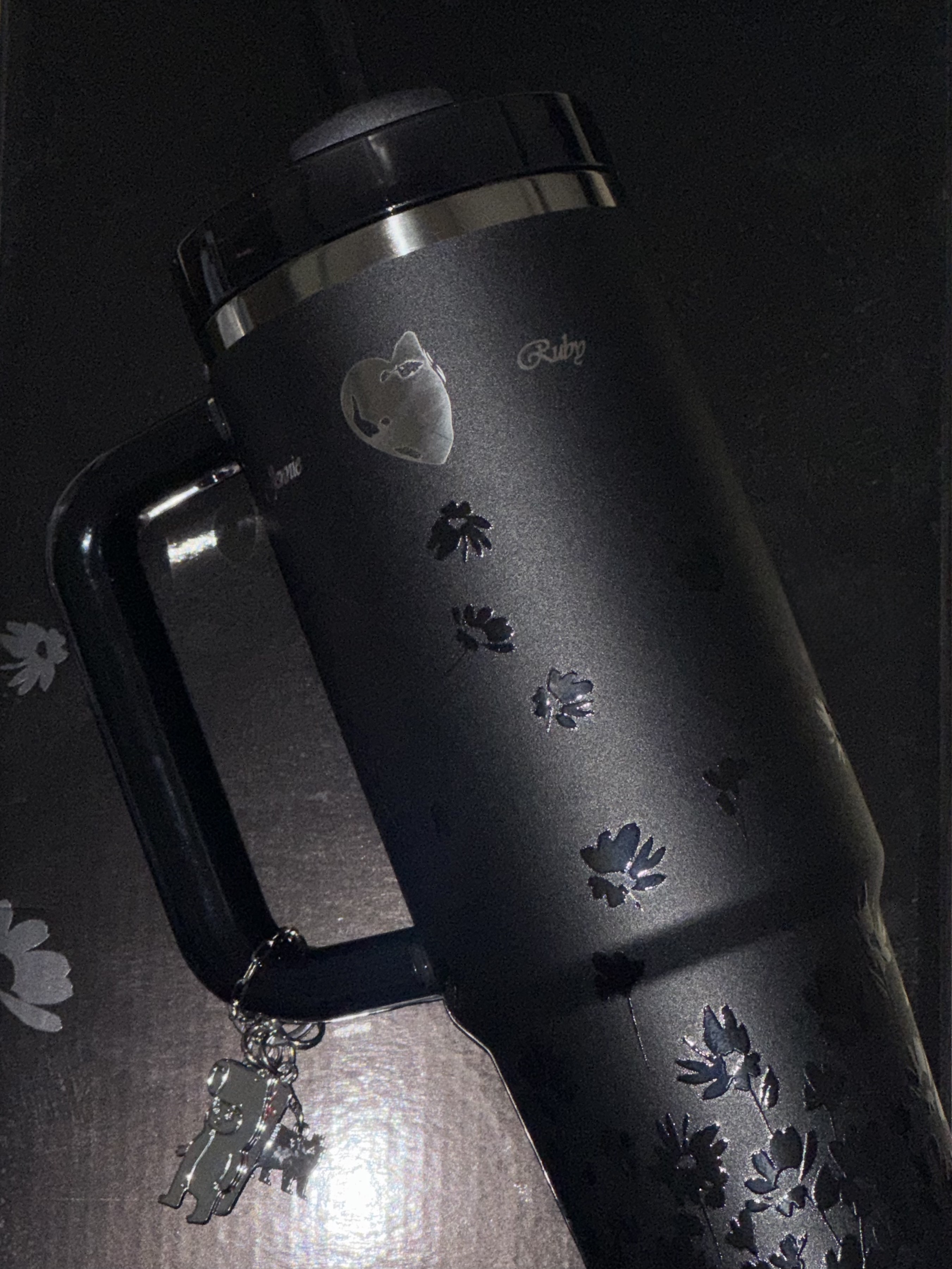 Stanley x Jennie 1913 Quencher Luxe Tumbler 887ml Midnight Ruby 착용 스타일