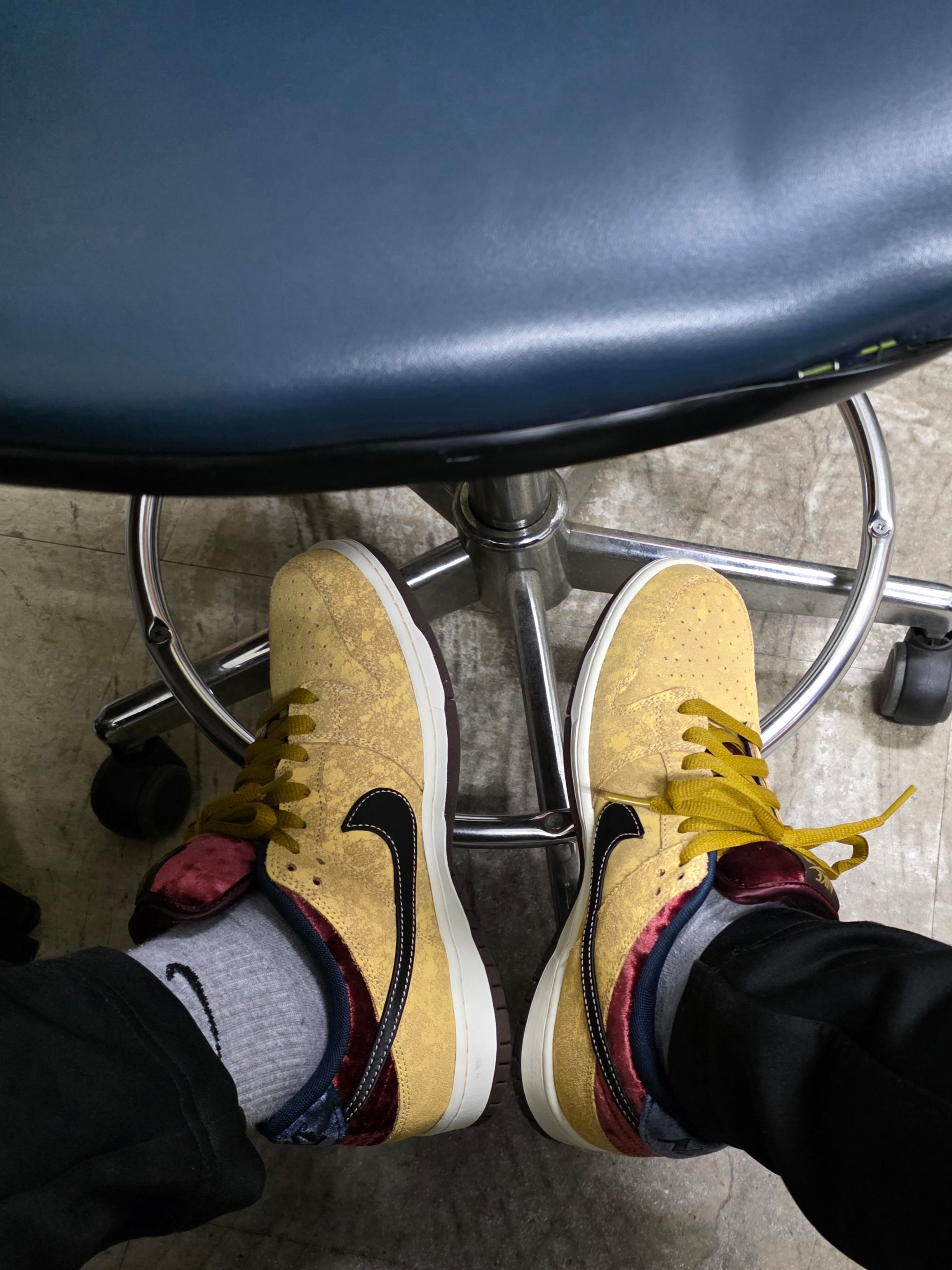 Nike SB Dunk Low Pro Celestial Gold and Dark Team Red 착용 스타일 - 1