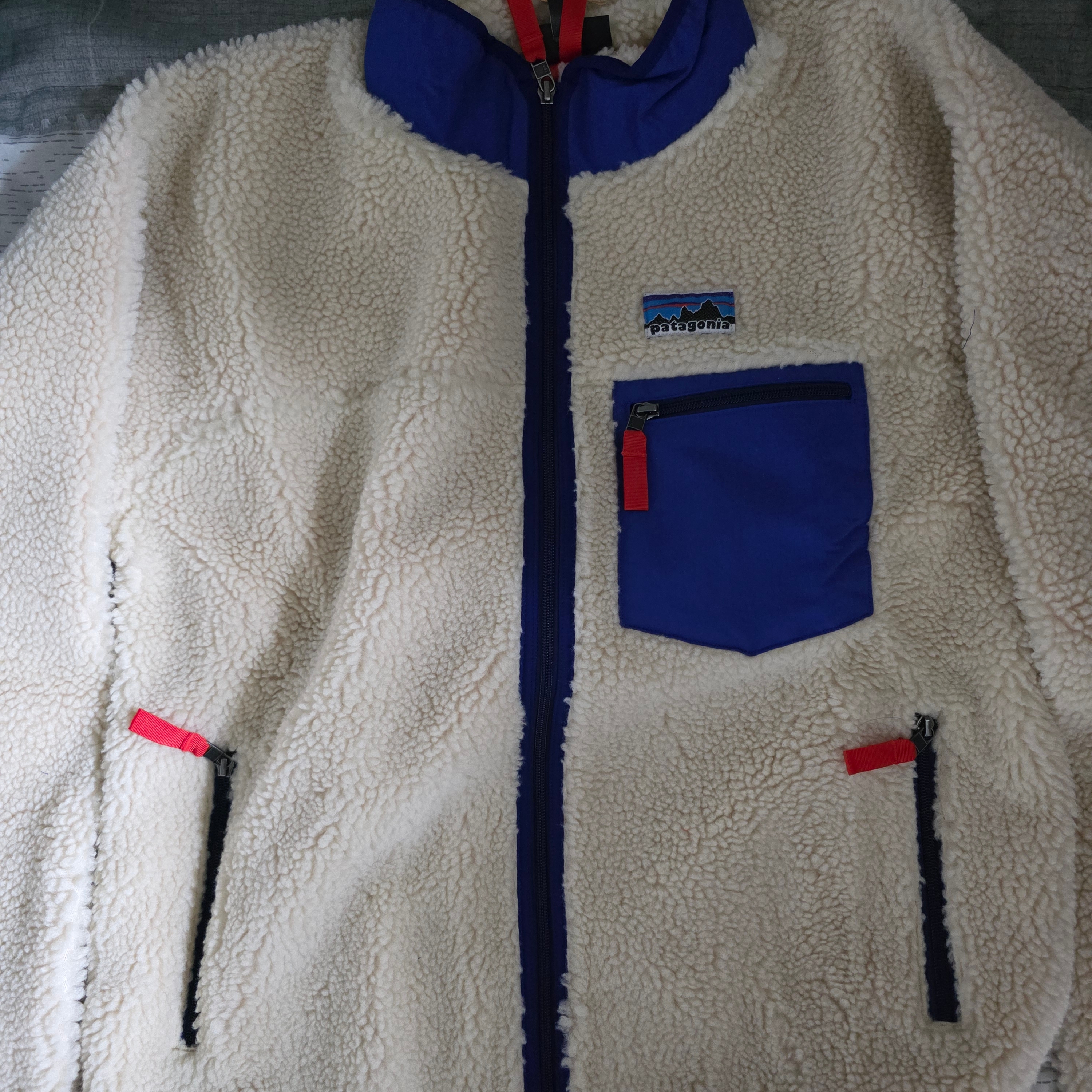 Patagonia Classic Retro-X Fleece Jacket Dark Natural 착용 스타일 - 2